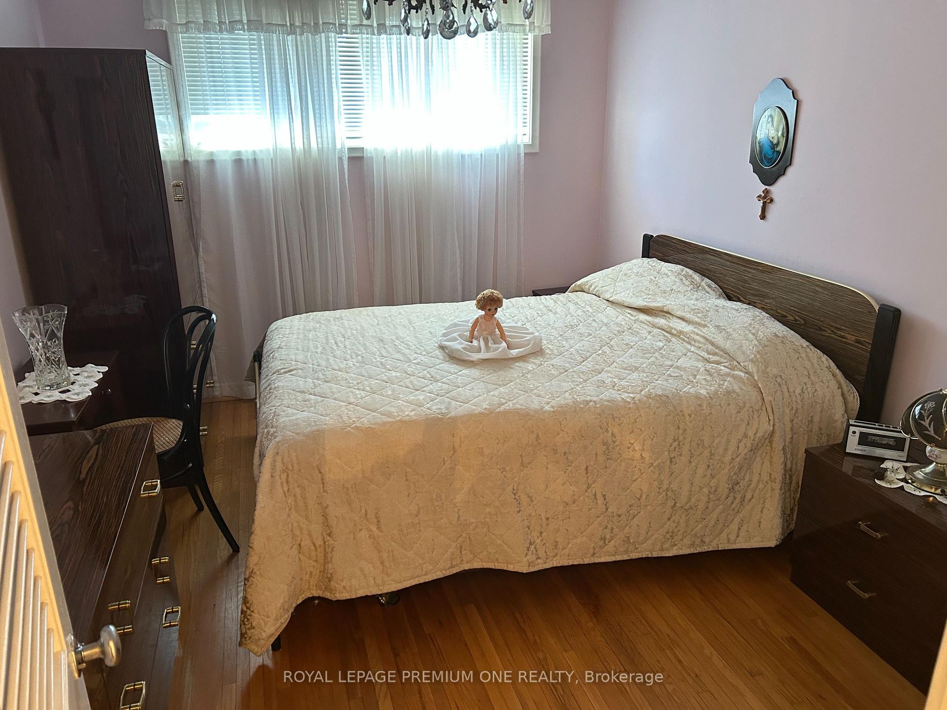 Photo 11 of 33 Monterrey Drive W, Etobicoke, Thistletown-Beaumonde Heights — HOMEH