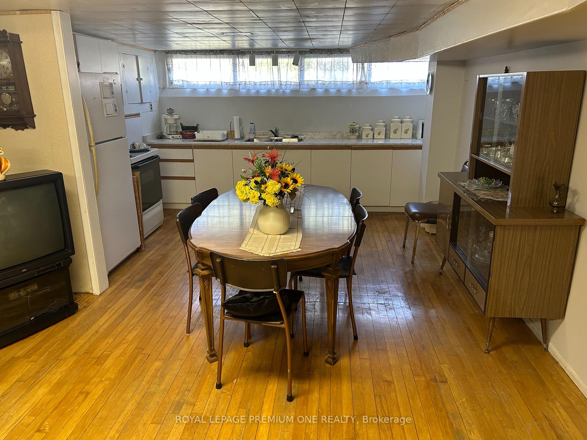 Photo 13 of 33 Monterrey Drive W, Etobicoke, Thistletown-Beaumonde Heights — HOMEH