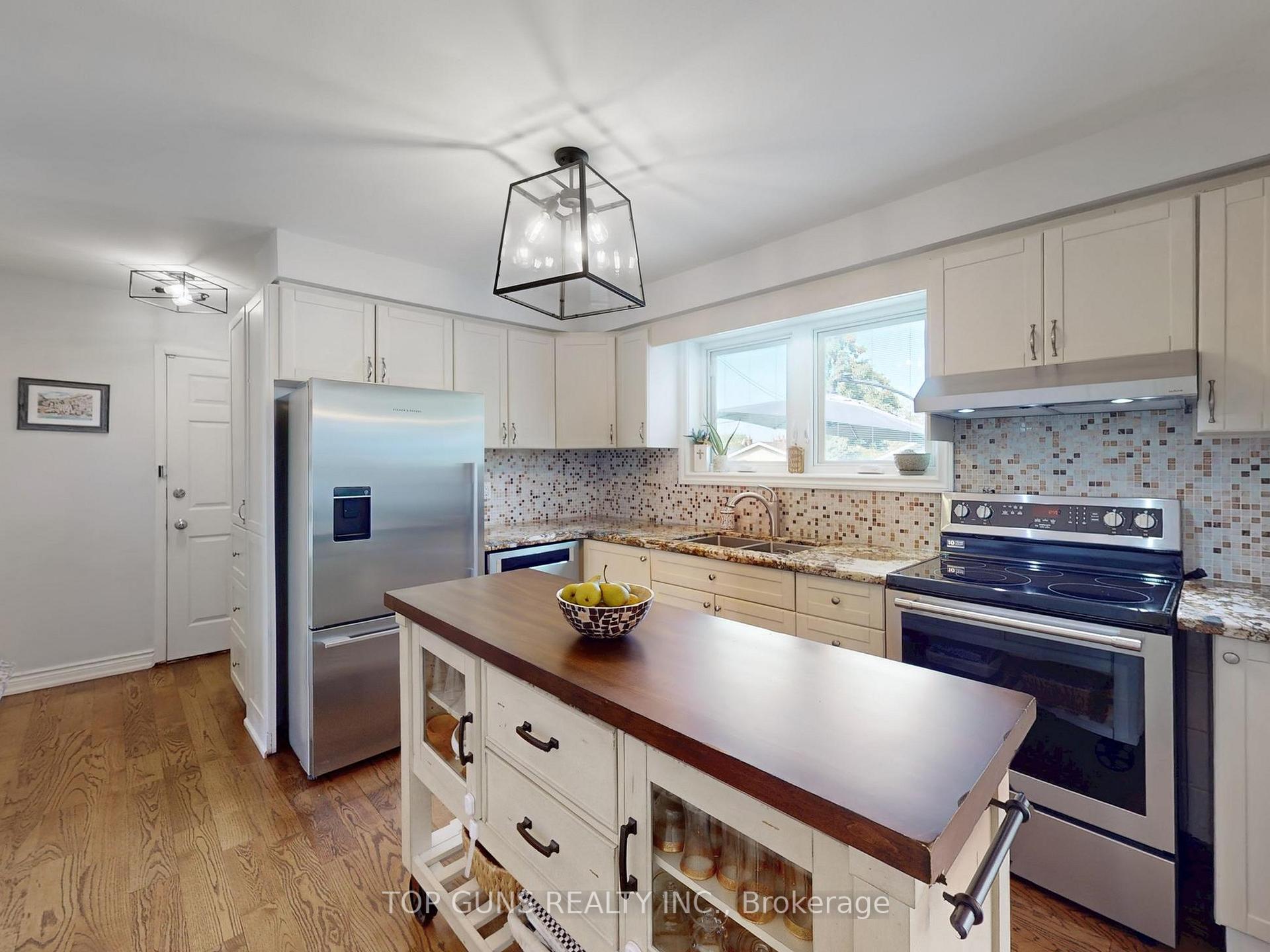Photo 12 of 25 Ringway Crescent, Etobicoke, Elms-Old Rexdale — HOMEH