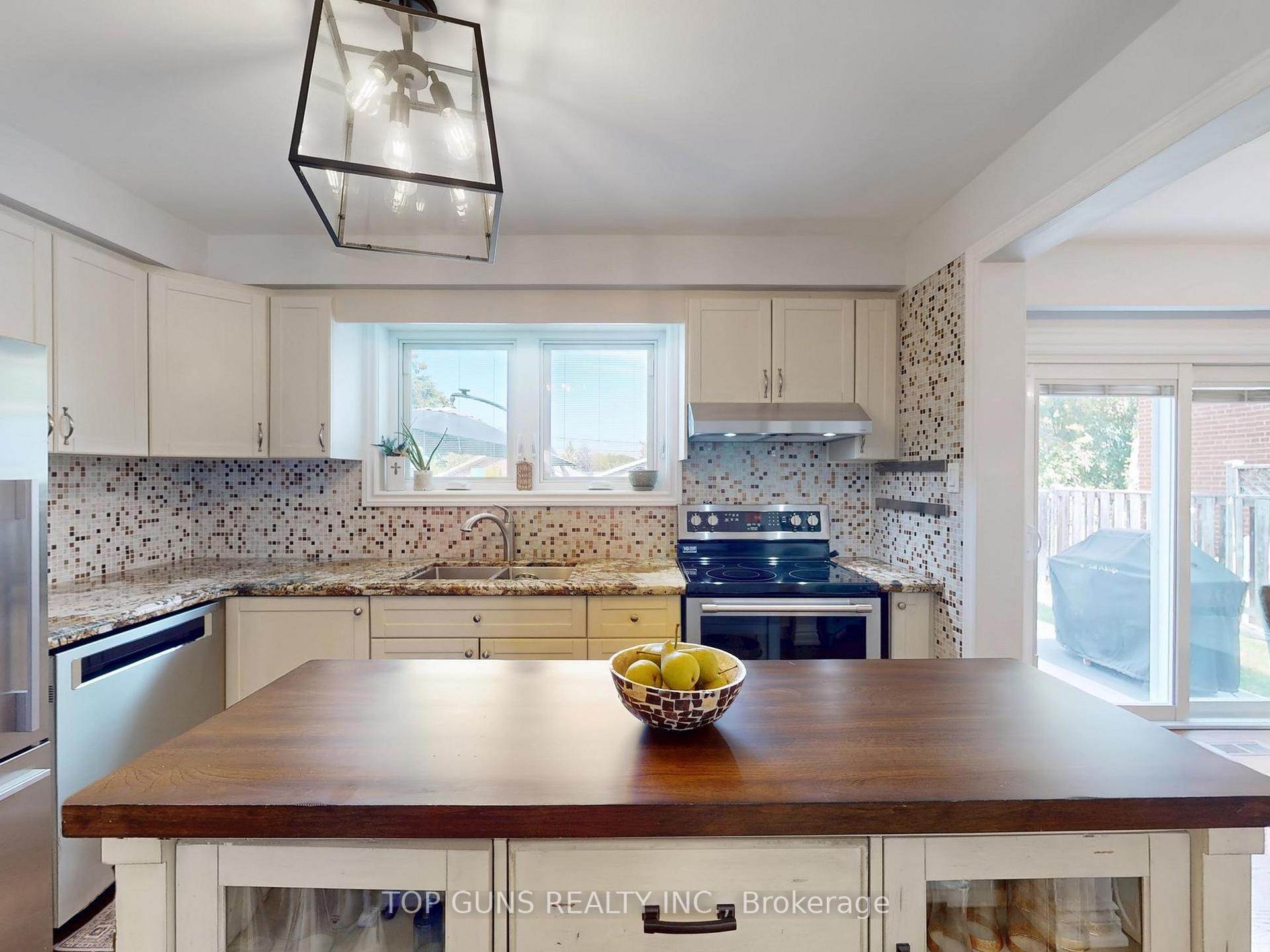 Photo 13 of 25 Ringway Crescent, Etobicoke, Elms-Old Rexdale — HOMEH