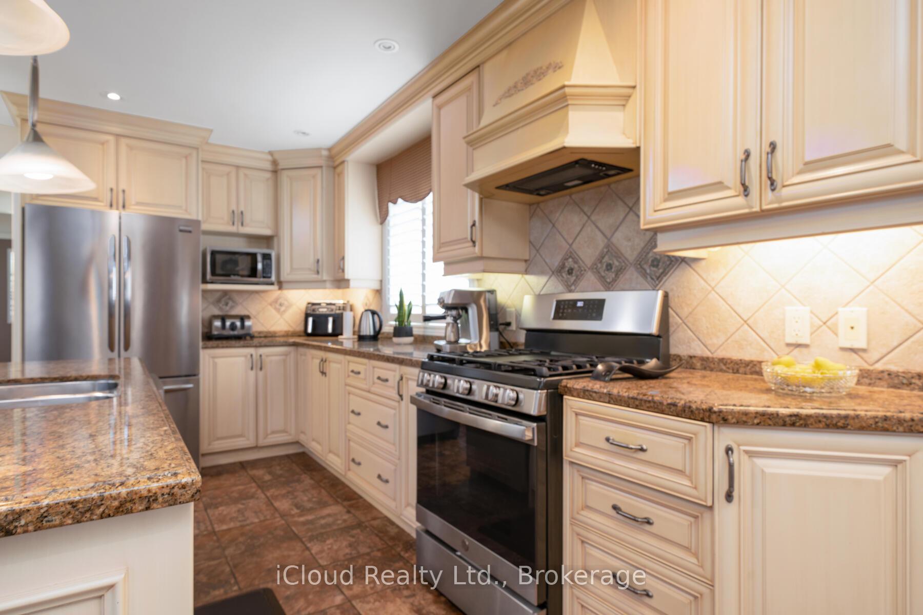 Photo 5 of 76 Stavely Crescent, Etobicoke, Rexdale-Kipling — HOMEH