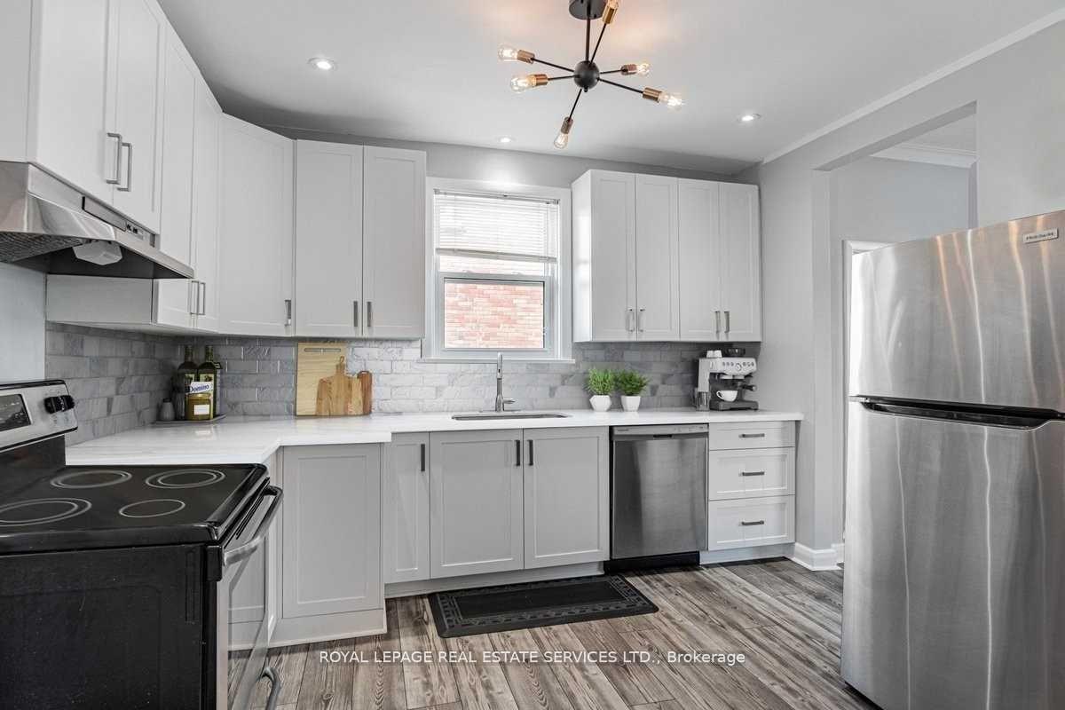 Photo 4 of 2289 Lawrence Avenue W, Etobicoke, Humber Heights — HOMEH