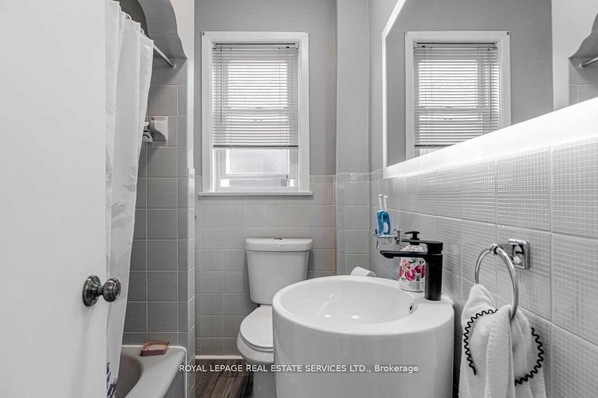 Photo 3 of 2289 Lawrence Avenue W, Etobicoke, Humber Heights — HOMEH
