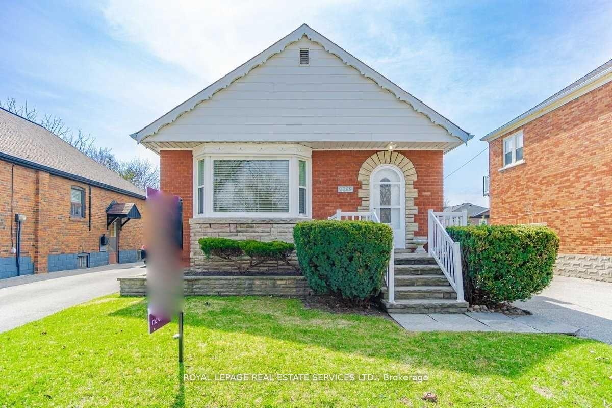 Photo 5 of 2289 Lawrence Avenue W, Etobicoke, Humber Heights — HOMEH