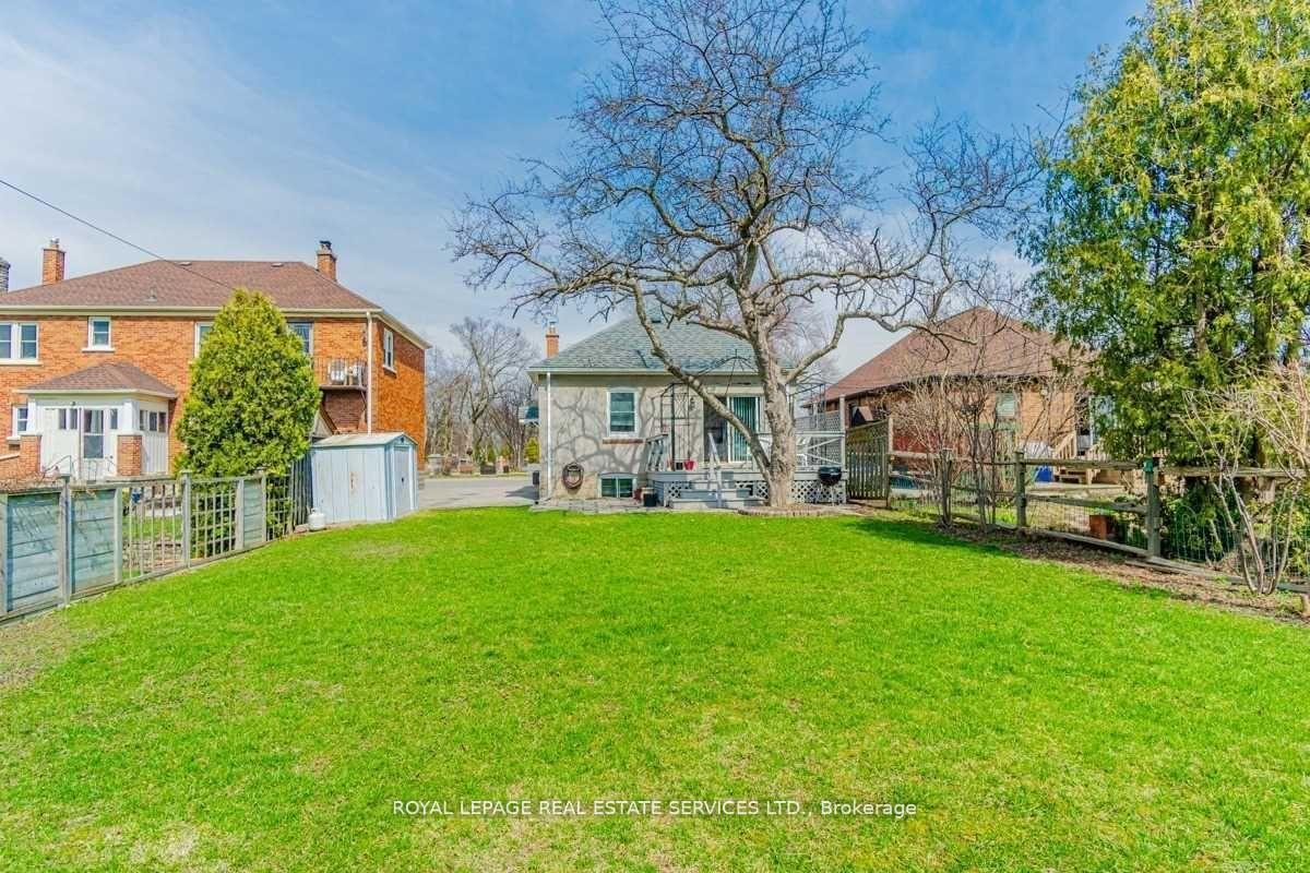 Photo 12 of 2289 Lawrence Avenue W, Etobicoke, Humber Heights — HOMEH