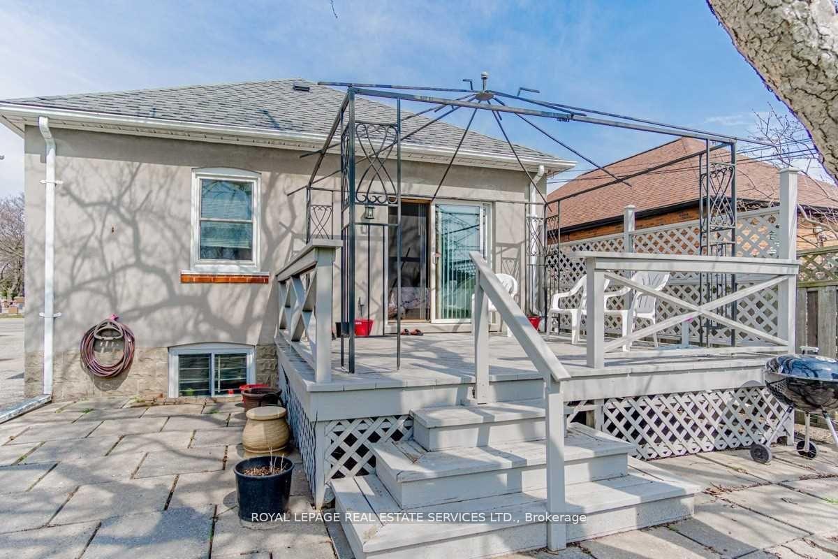 Photo 8 of 2289 Lawrence Avenue W, Etobicoke, Humber Heights — HOMEH
