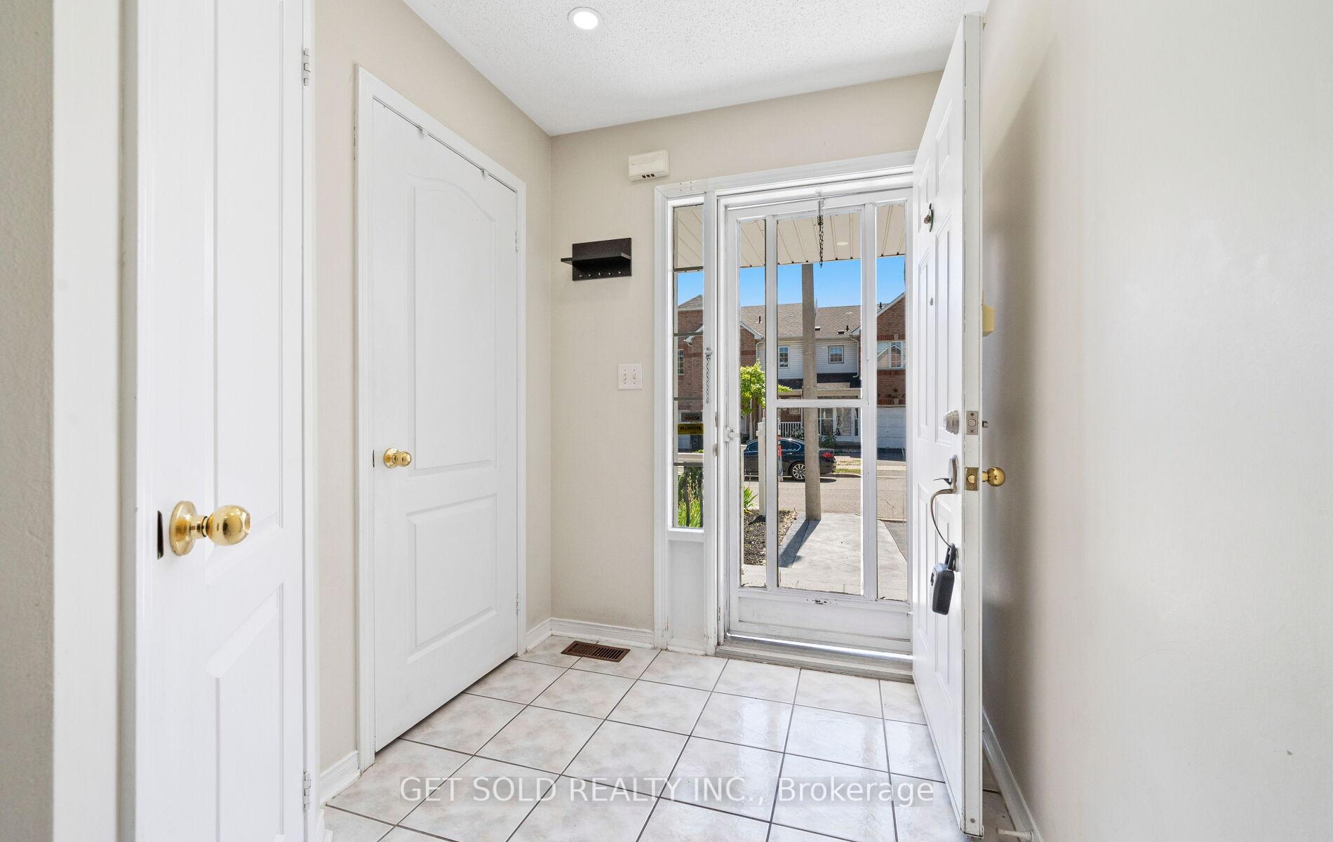 Photo 4 of 16 Mare Crescent, Etobicoke, West Humber-Clairville — HOMEH