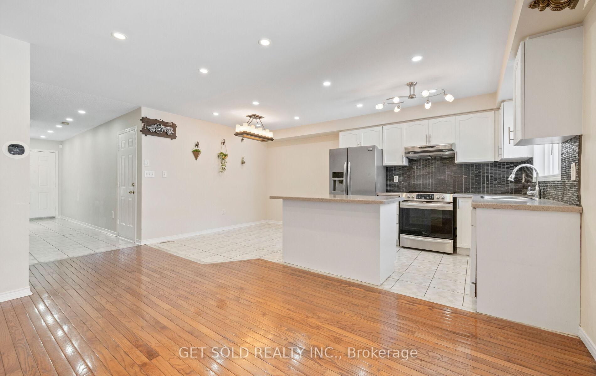 Photo 9 of 16 Mare Crescent, Etobicoke, West Humber-Clairville — HOMEH