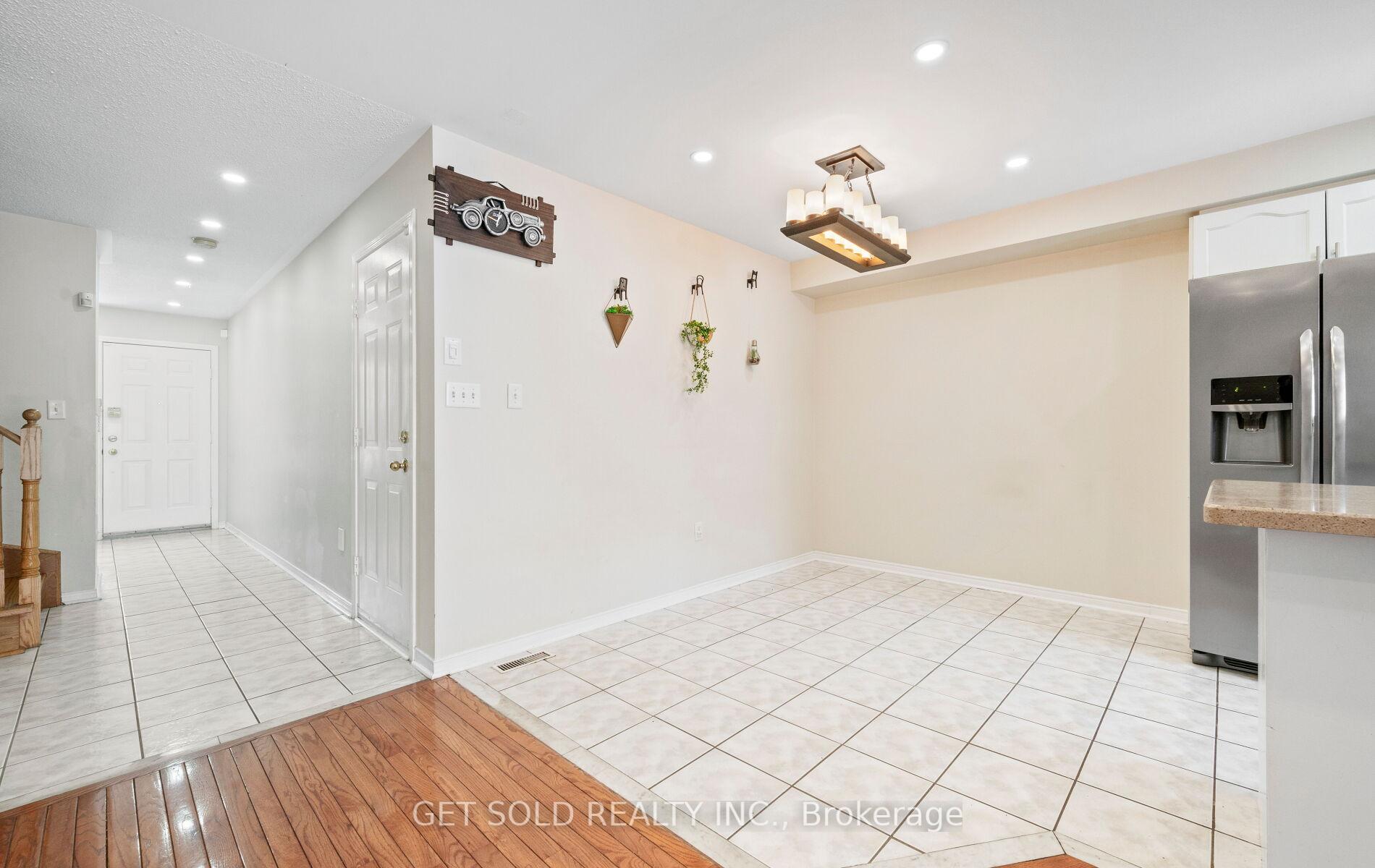 Photo 10 of 16 Mare Crescent, Etobicoke, West Humber-Clairville — HOMEH