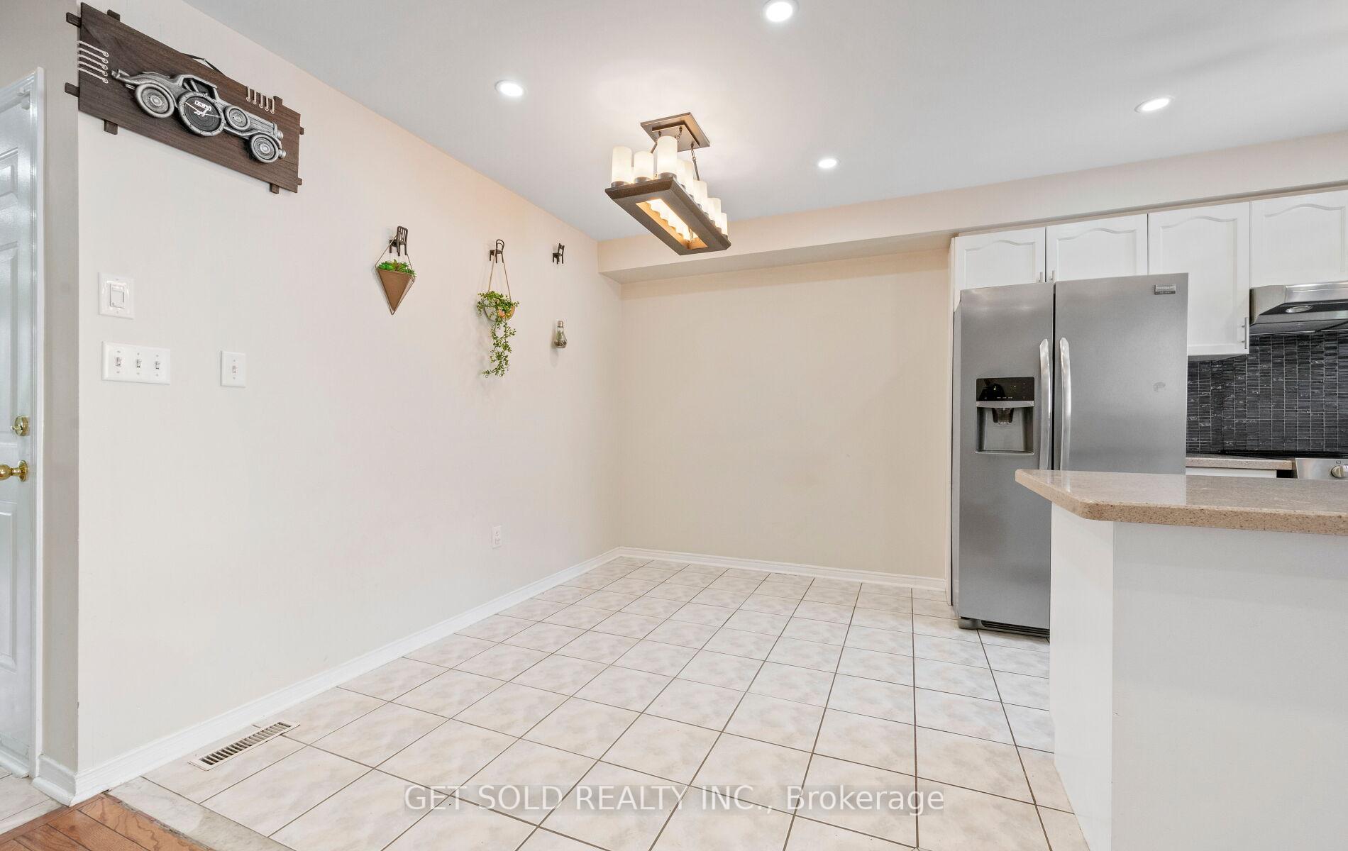 Photo 11 of 16 Mare Crescent, Etobicoke, West Humber-Clairville — HOMEH