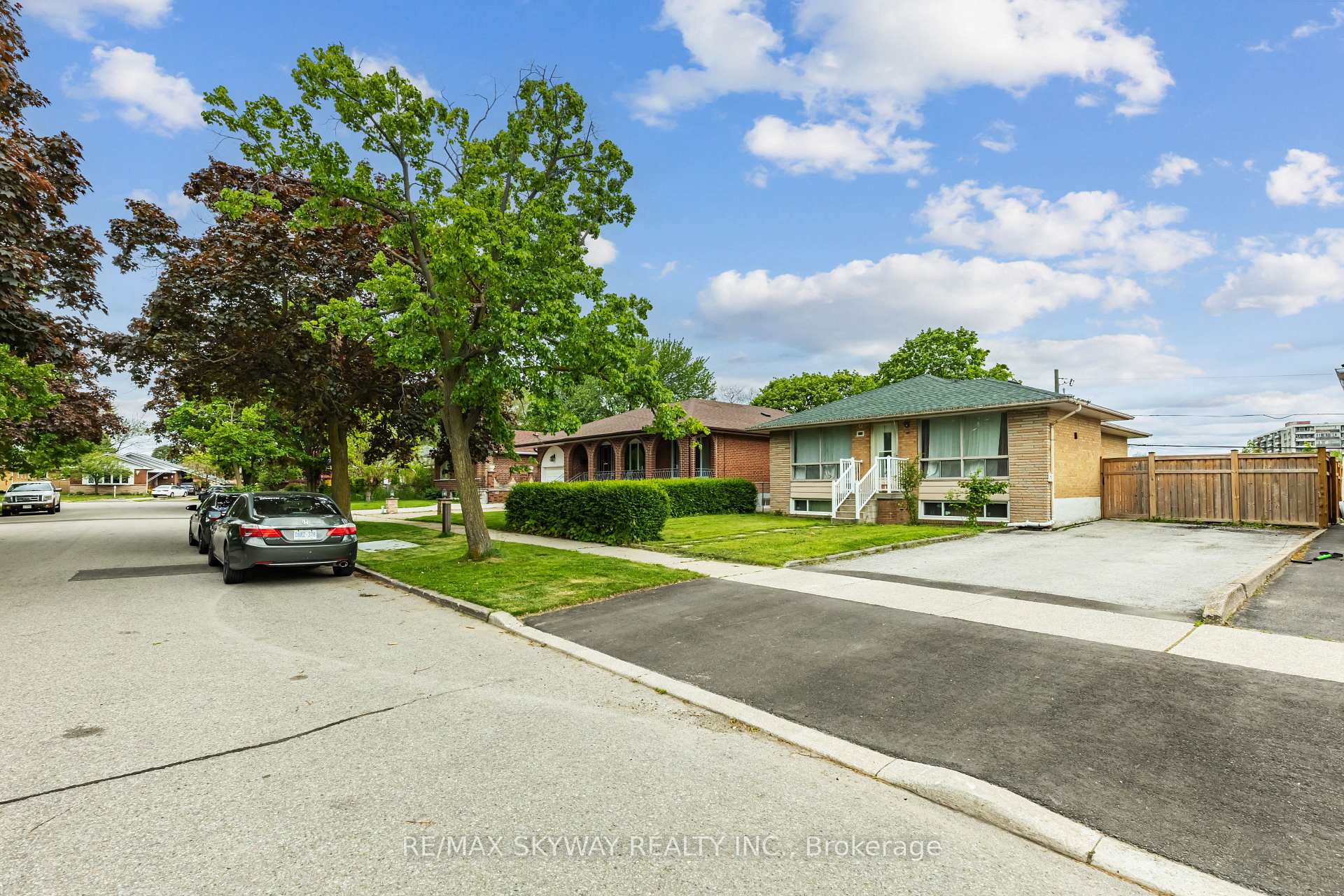 Photo 34 of 33 Tapley Drive, Etobicoke, Willowridge-Martingrove-Richview — HOMEH