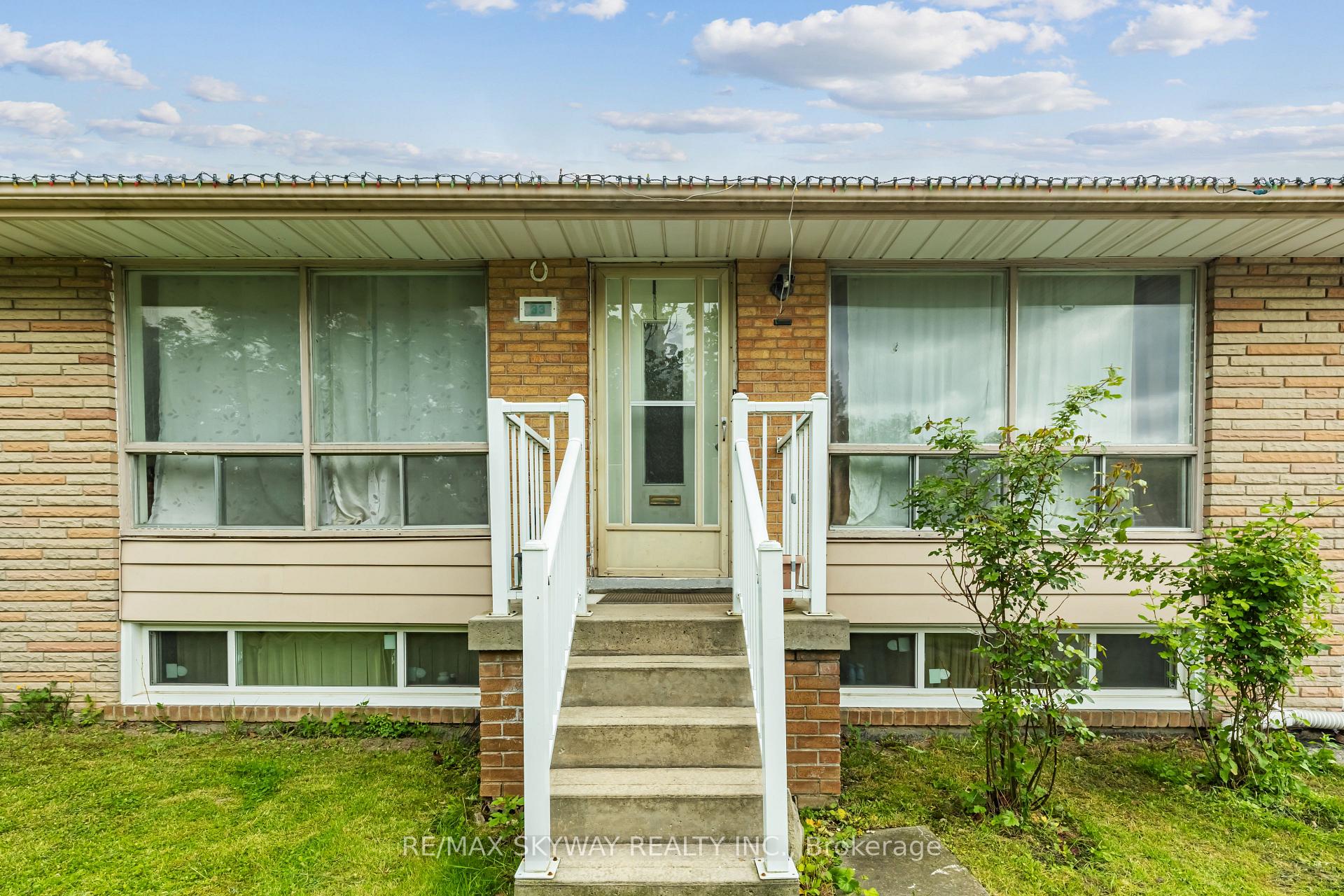Photo 3 of 33 Tapley Drive, Etobicoke, Willowridge-Martingrove-Richview — HOMEH