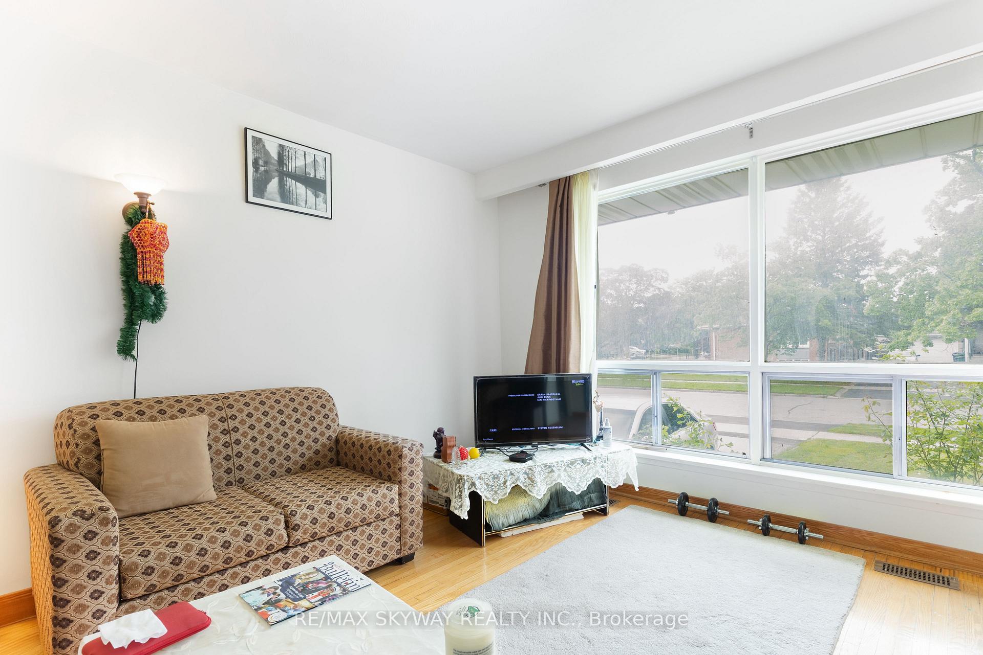 Photo 6 of 33 Tapley Drive, Etobicoke, Willowridge-Martingrove-Richview — HOMEH