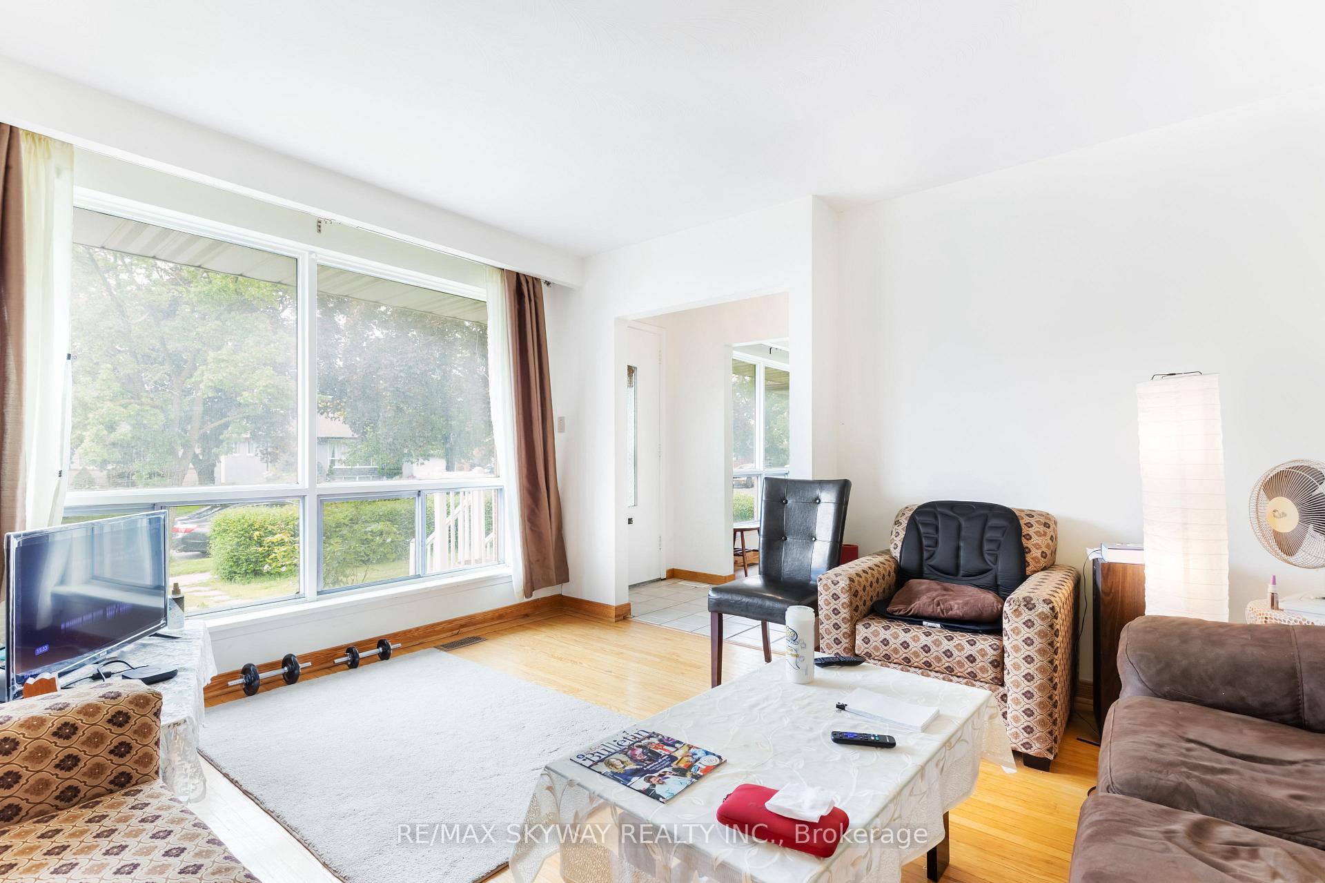 Photo 14 of 33 Tapley Drive, Etobicoke, Willowridge-Martingrove-Richview — HOMEH