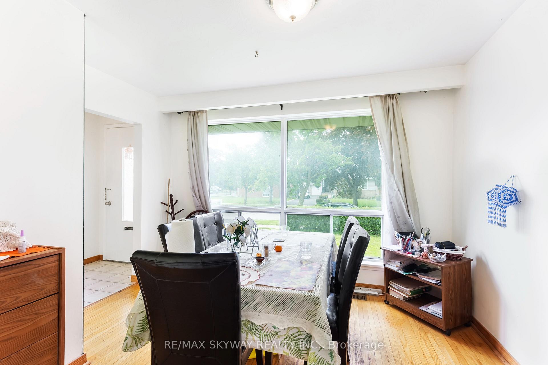 Photo 4 of 33 Tapley Drive, Etobicoke, Willowridge-Martingrove-Richview — HOMEH