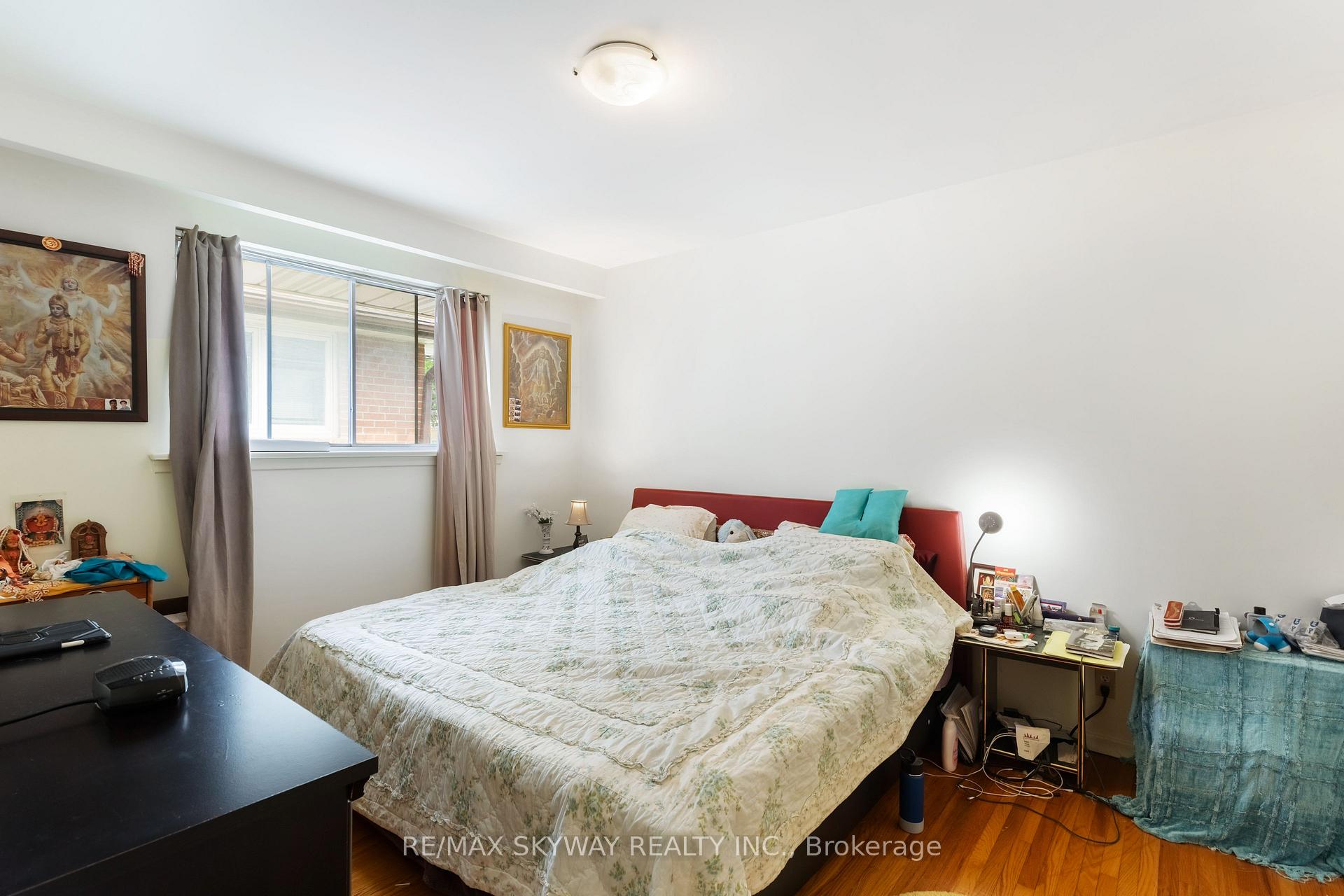 Photo 8 of 33 Tapley Drive, Etobicoke, Willowridge-Martingrove-Richview — HOMEH
