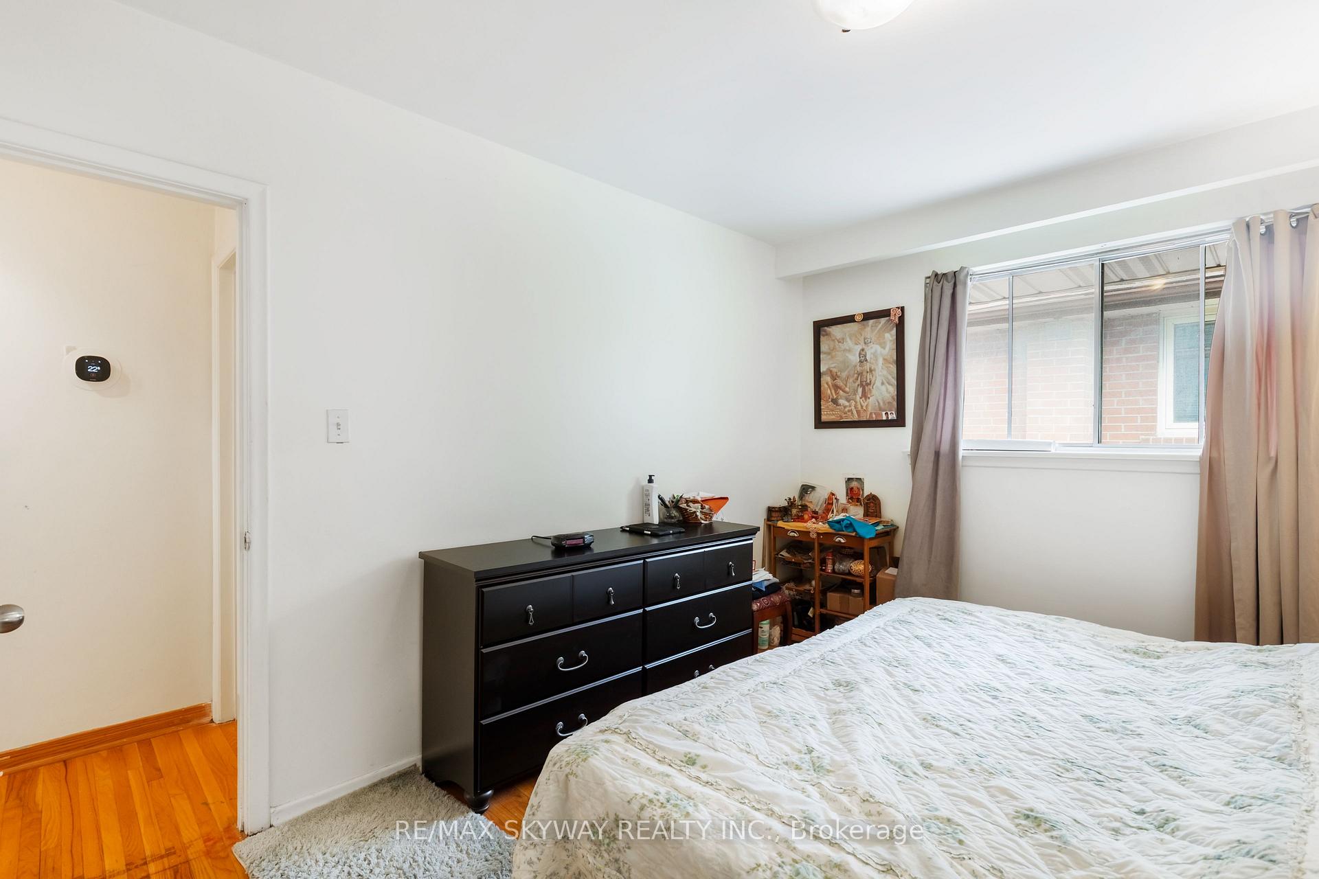 Photo 12 of 33 Tapley Drive, Etobicoke, Willowridge-Martingrove-Richview — HOMEH