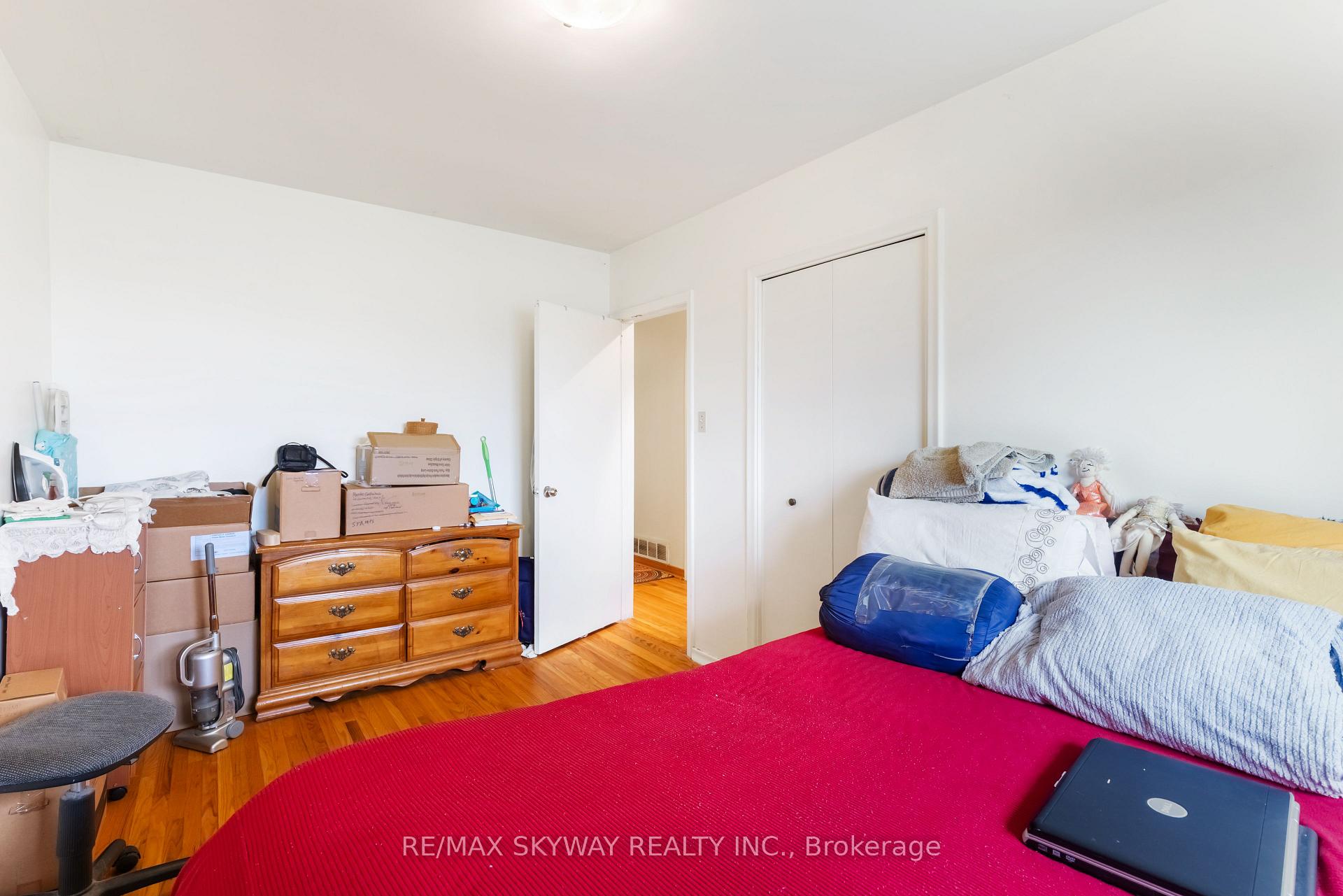 Photo 10 of 33 Tapley Drive, Etobicoke, Willowridge-Martingrove-Richview — HOMEH
