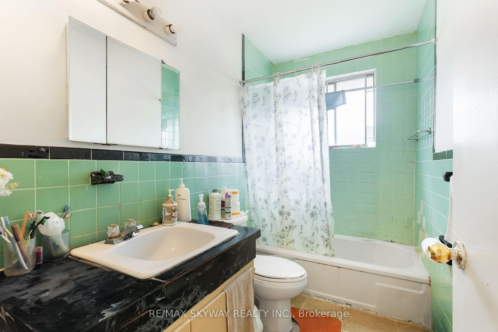 Photo 13 of 33 Tapley Drive, Etobicoke, Willowridge-Martingrove-Richview — HOMEH