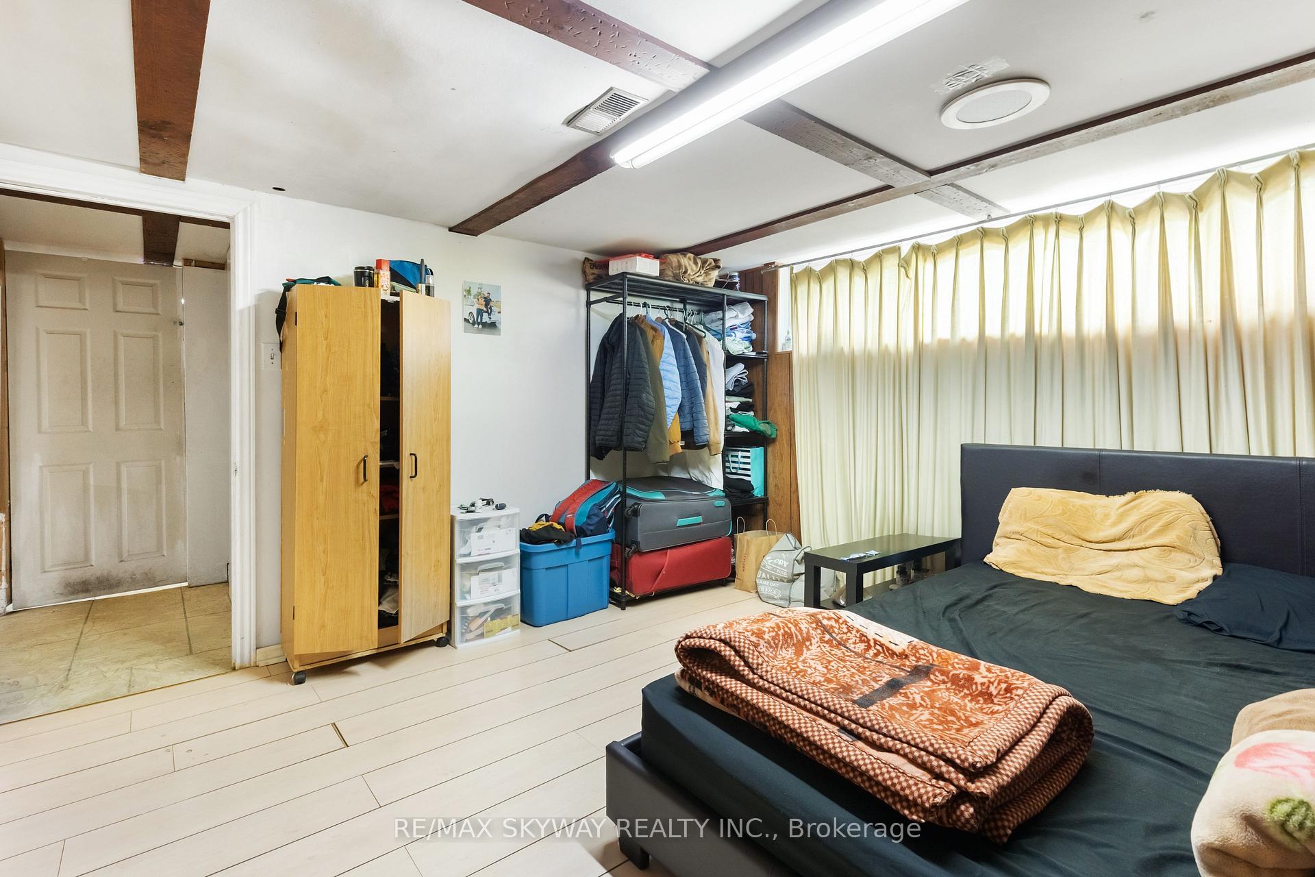 Photo 2 of 33 Tapley Drive, Etobicoke, Willowridge-Martingrove-Richview — HOMEH