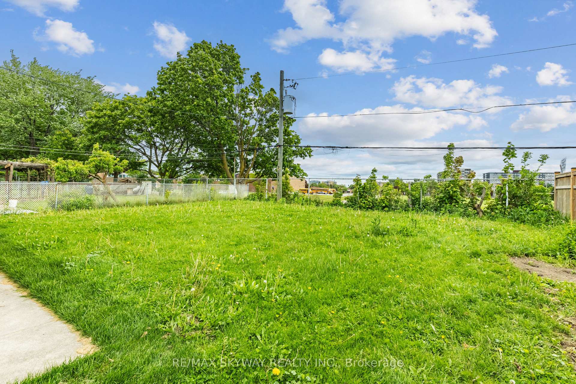 Photo 27 of 33 Tapley Drive, Etobicoke, Willowridge-Martingrove-Richview — HOMEH