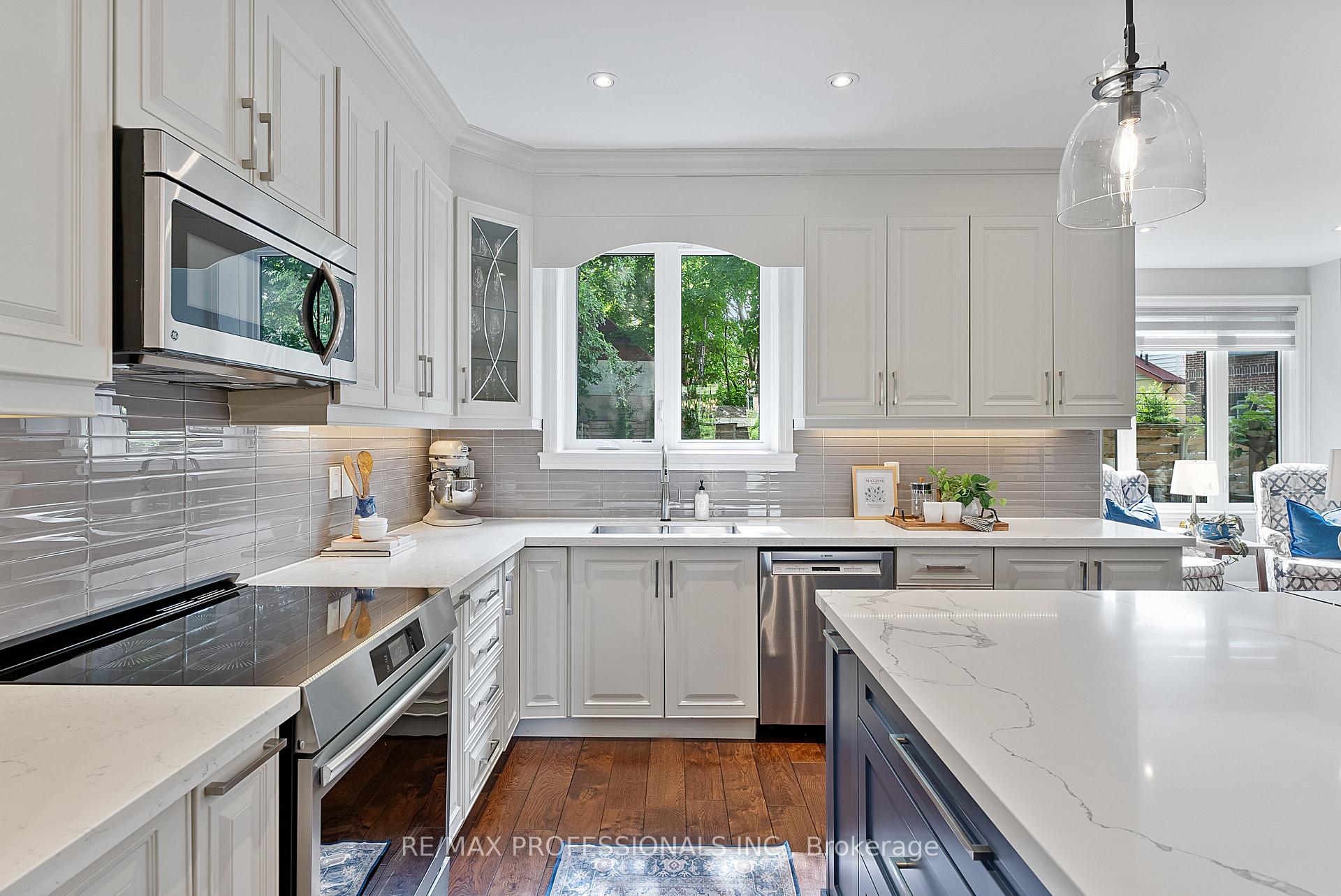 Photo 6 of 12 Brownlea Avenue, Etobicoke, Humber Heights — HOMEH