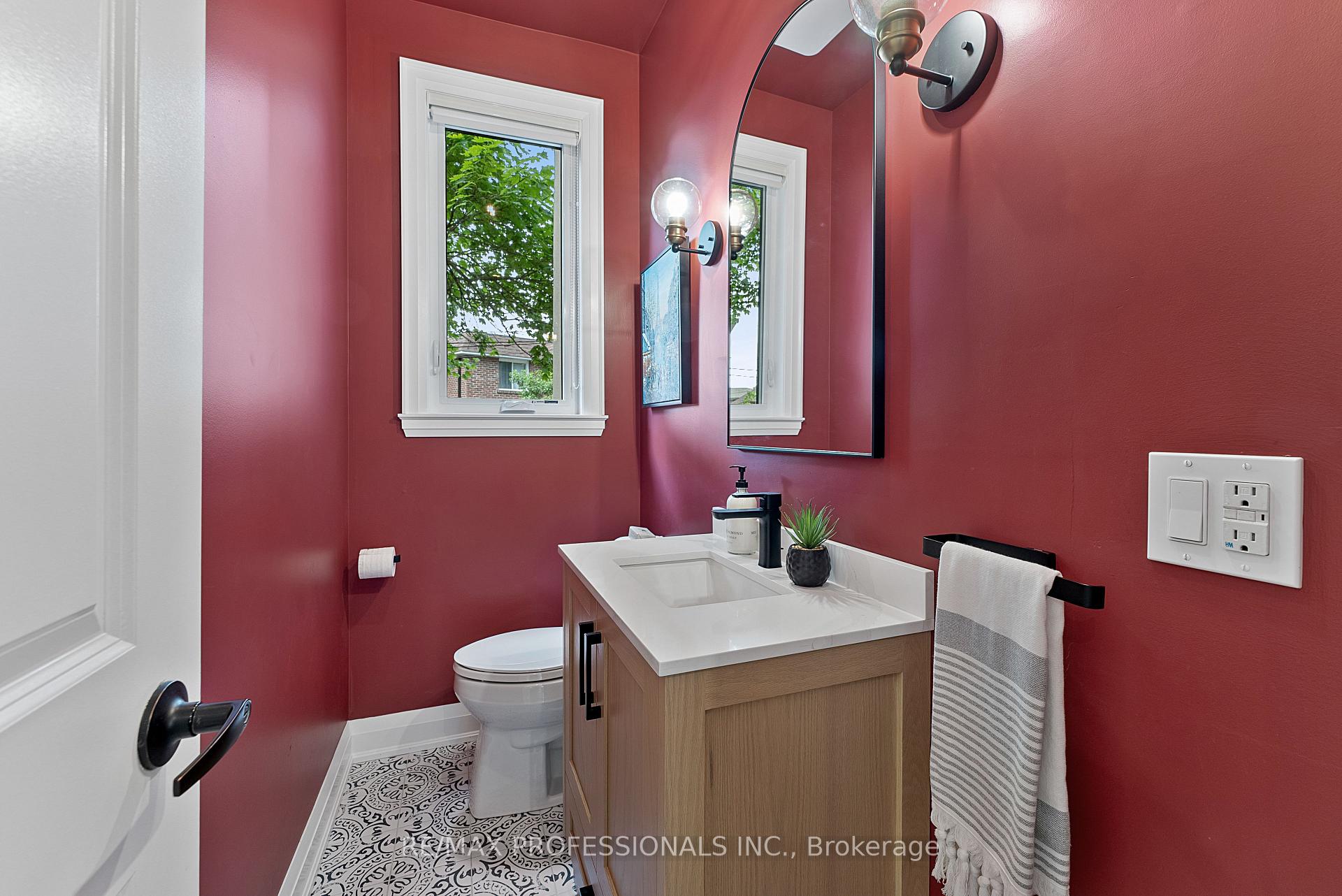 Photo 12 of 12 Brownlea Avenue, Etobicoke, Humber Heights — HOMEH