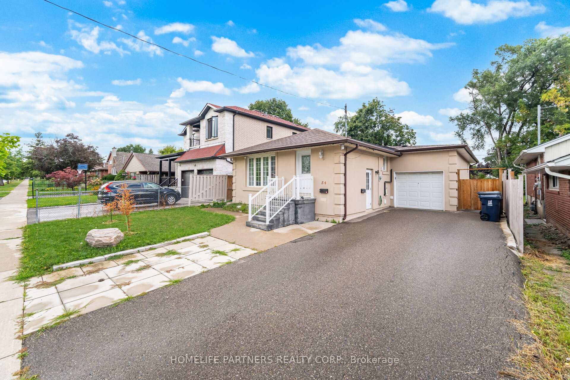 Photo 2 of 54 Fordwich Crescent, Etobicoke, Rexdale-Kipling — HOMEH