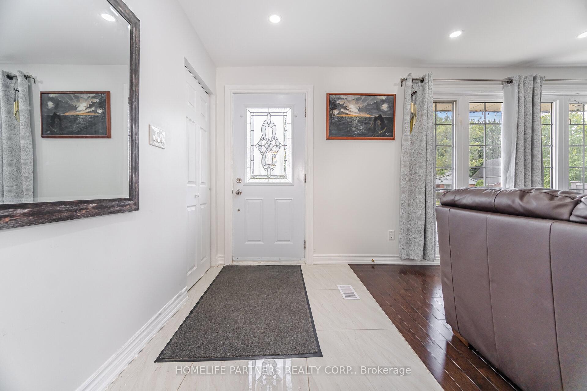 Photo 4 of 54 Fordwich Crescent, Etobicoke, Rexdale-Kipling — HOMEH