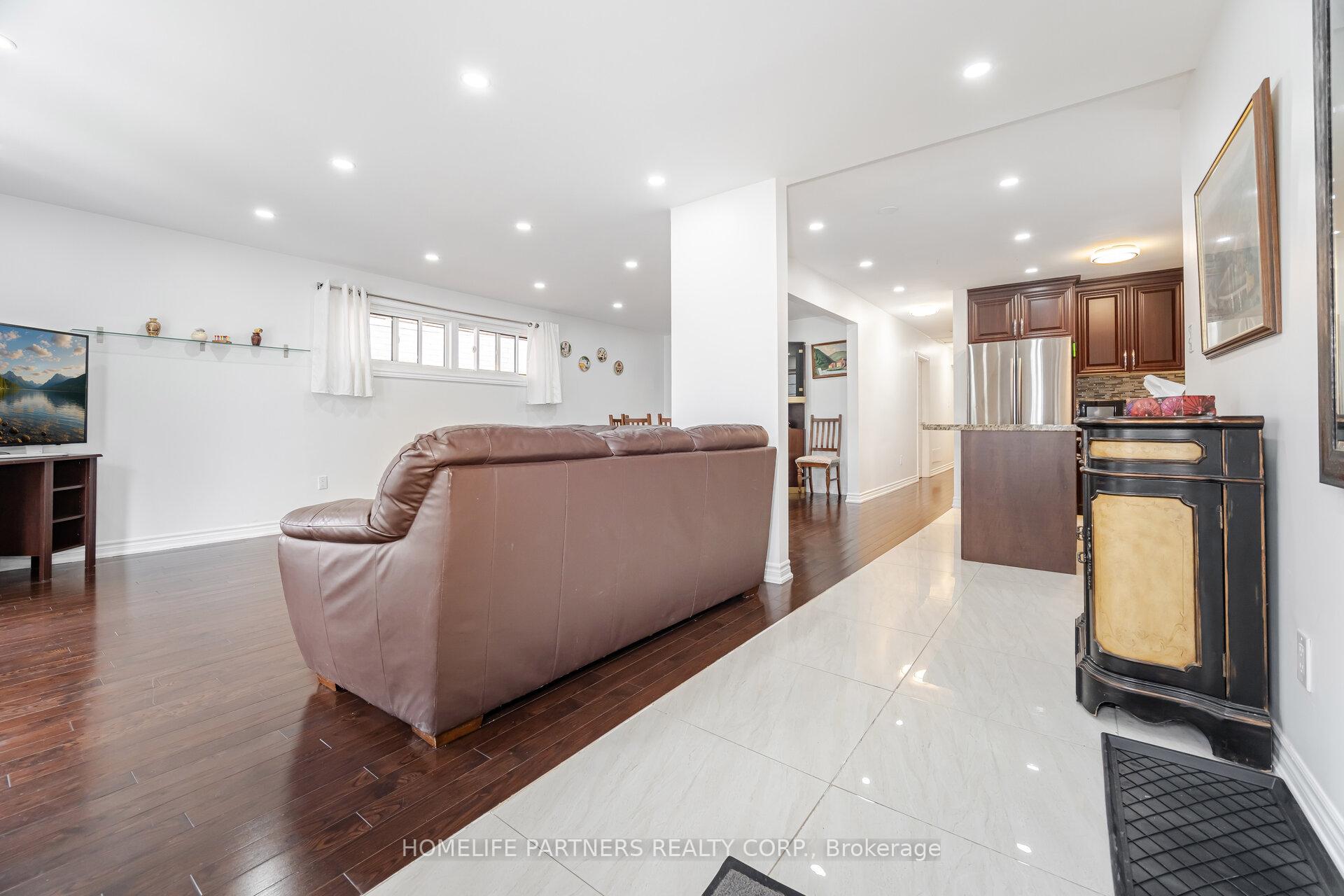 Photo 5 of 54 Fordwich Crescent, Etobicoke, Rexdale-Kipling — HOMEH