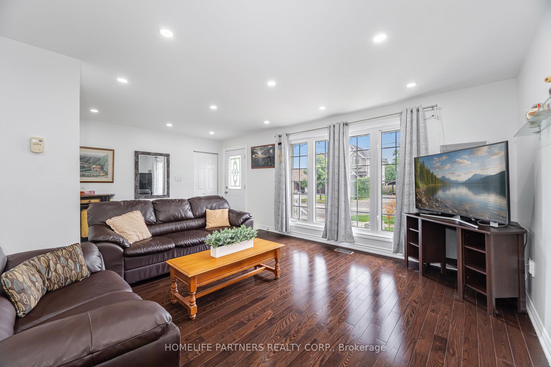 Photo 6 of 54 Fordwich Crescent, Etobicoke, Rexdale-Kipling — HOMEH