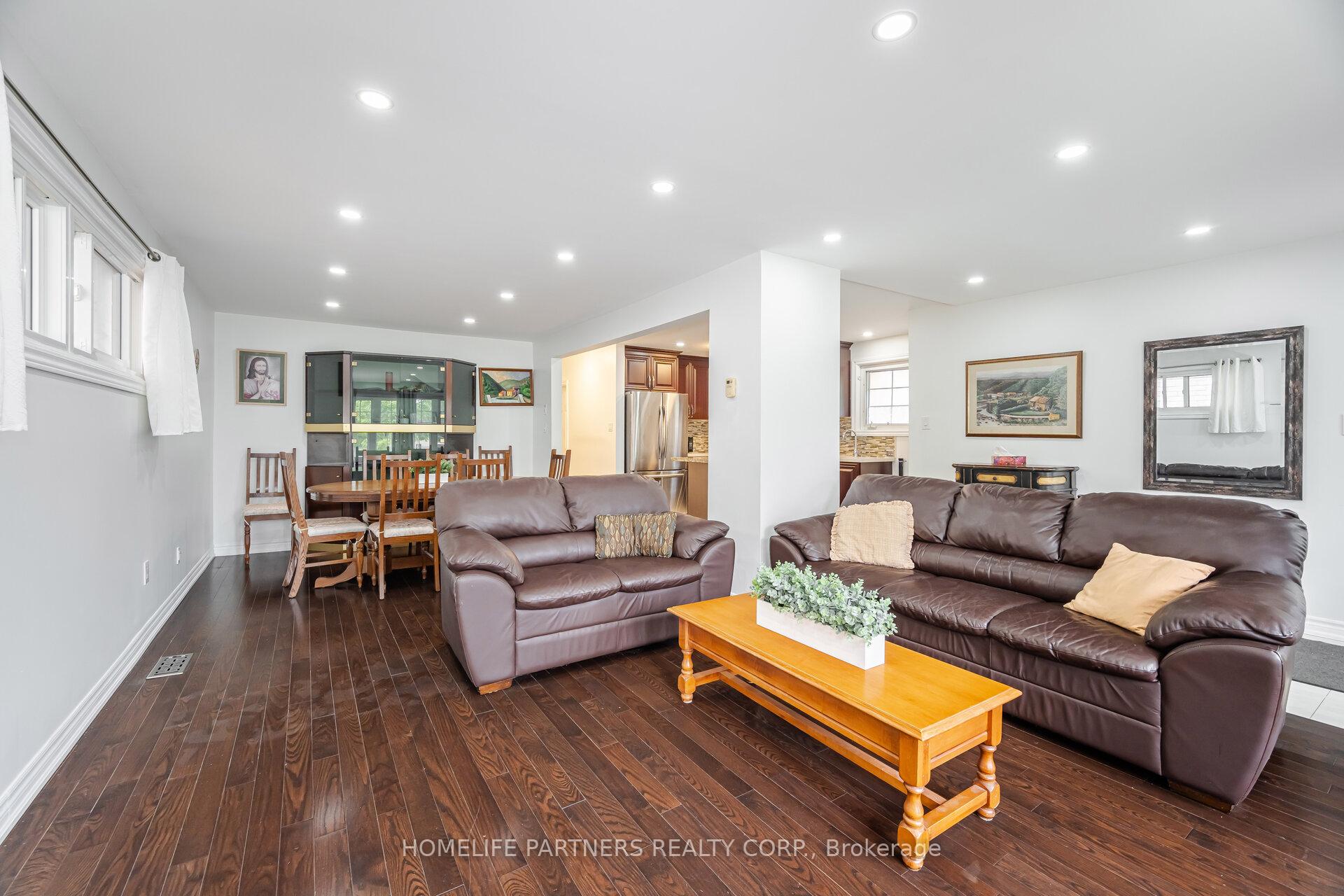 Photo 7 of 54 Fordwich Crescent, Etobicoke, Rexdale-Kipling — HOMEH