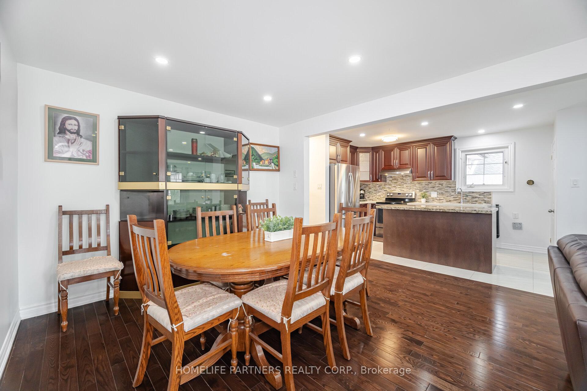 Photo 8 of 54 Fordwich Crescent, Etobicoke, Rexdale-Kipling — HOMEH