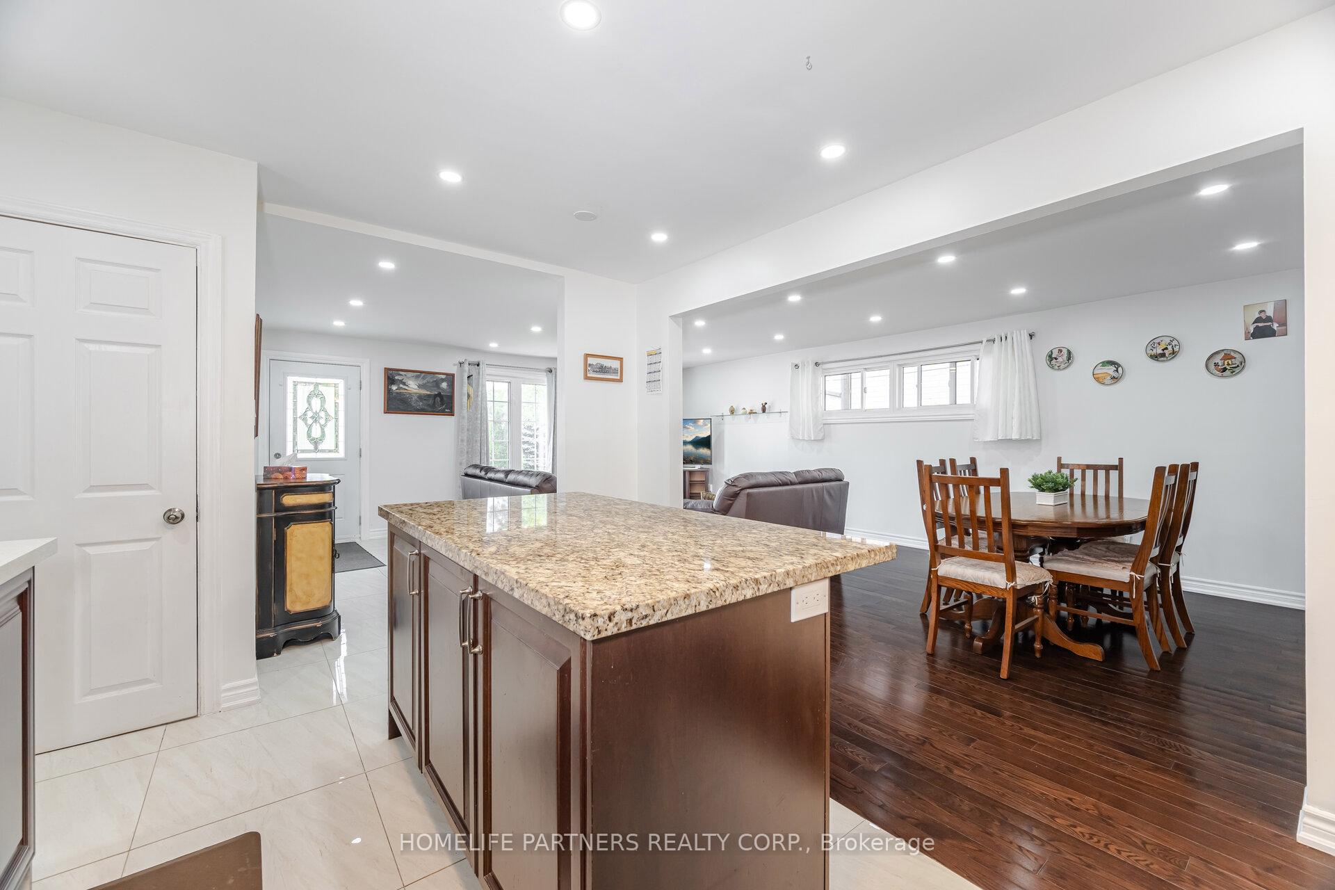 Photo 12 of 54 Fordwich Crescent, Etobicoke, Rexdale-Kipling — HOMEH