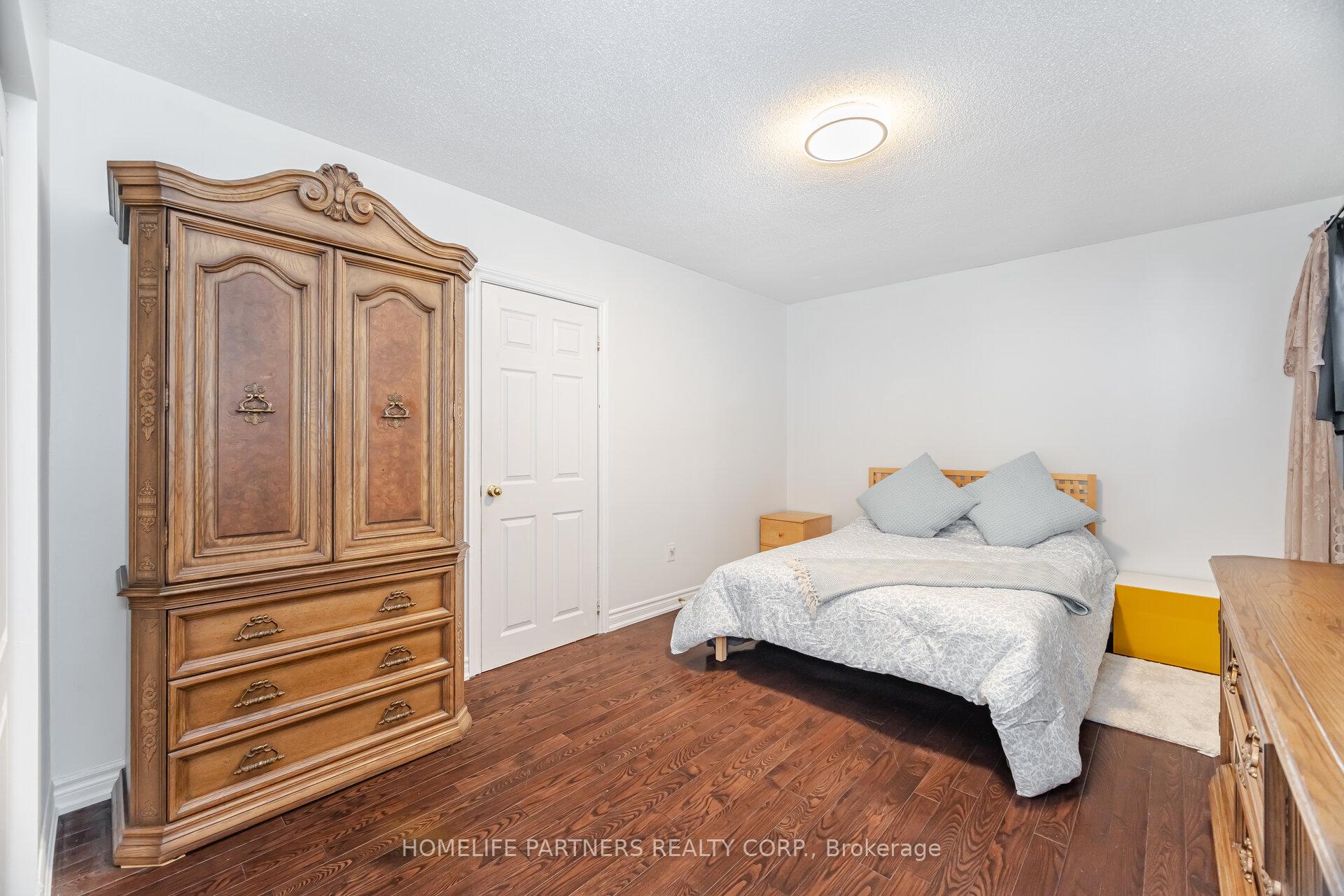 Photo 14 of 54 Fordwich Crescent, Etobicoke, Rexdale-Kipling — HOMEH