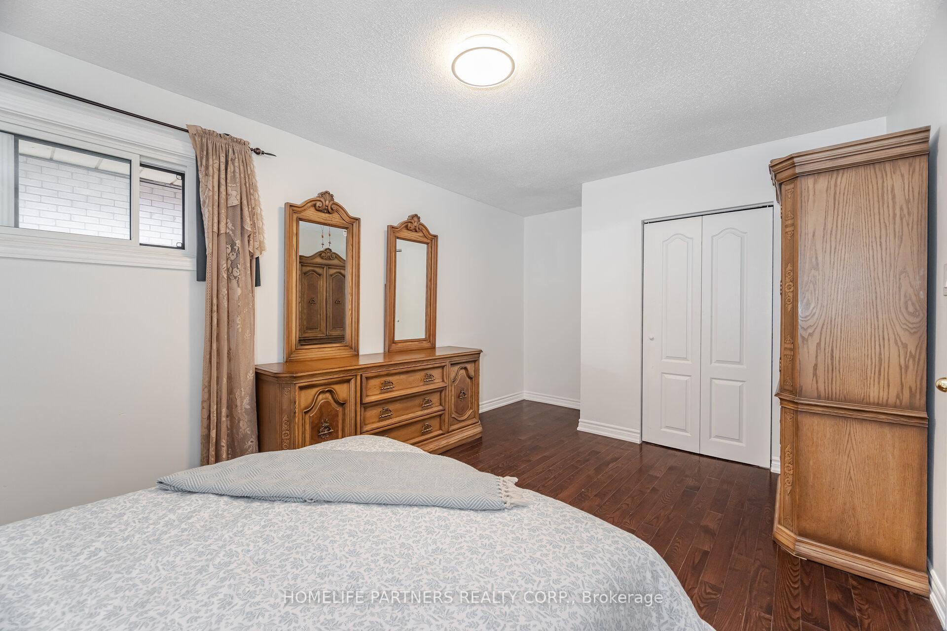 Photo 15 of 54 Fordwich Crescent, Etobicoke, Rexdale-Kipling — HOMEH