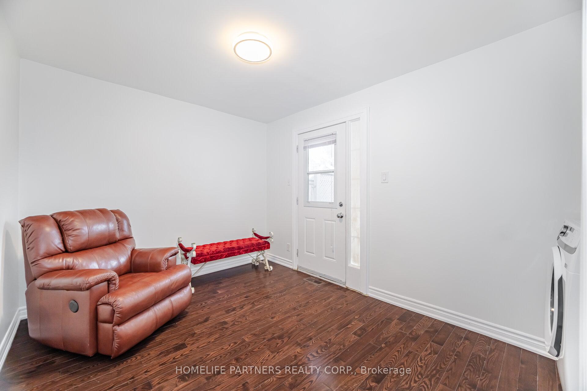 Photo 19 of 54 Fordwich Crescent, Etobicoke, Rexdale-Kipling — HOMEH