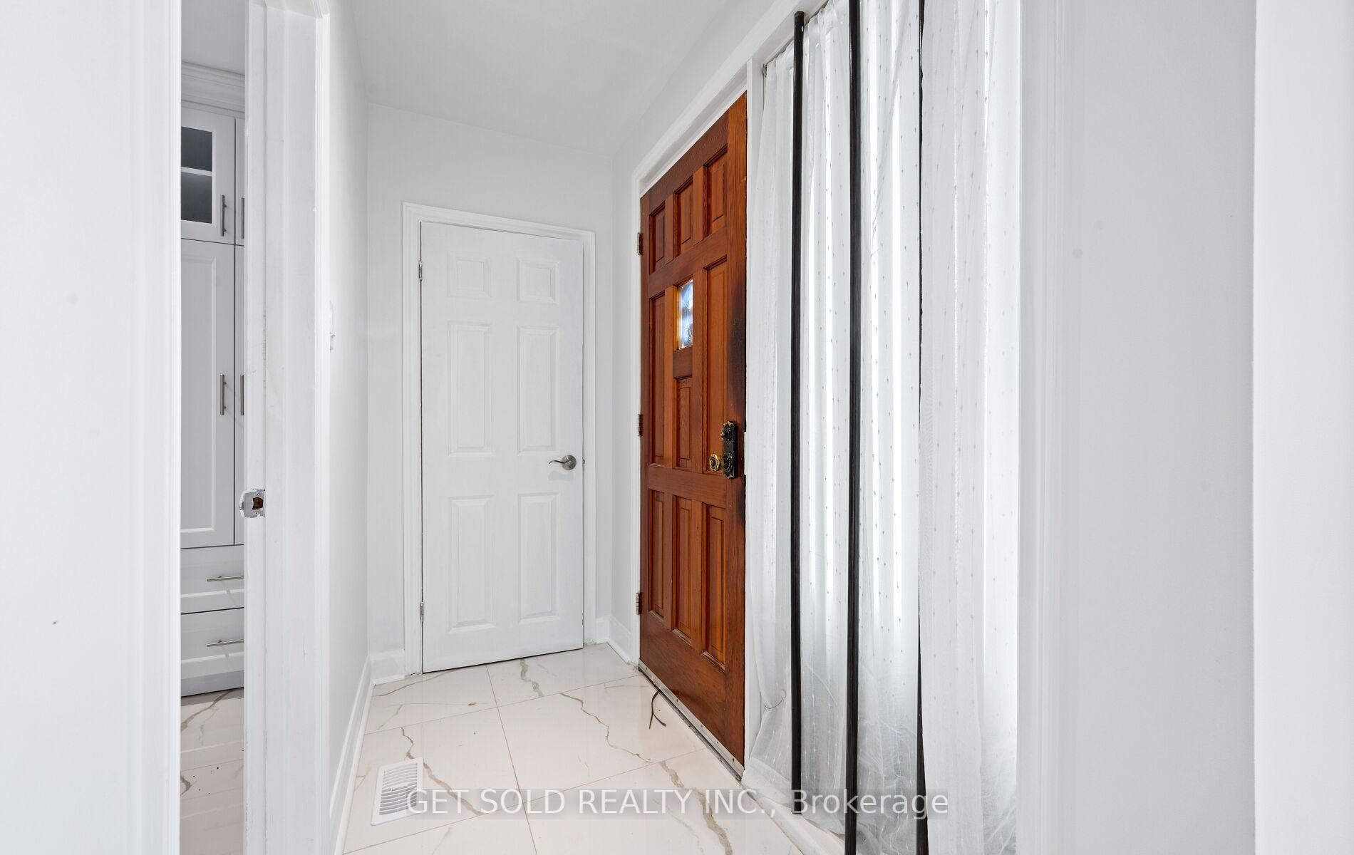 Photo 3 of 57 Taysham Crescent, Etobicoke, Thistletown-Beaumonde Heights — HOMEH