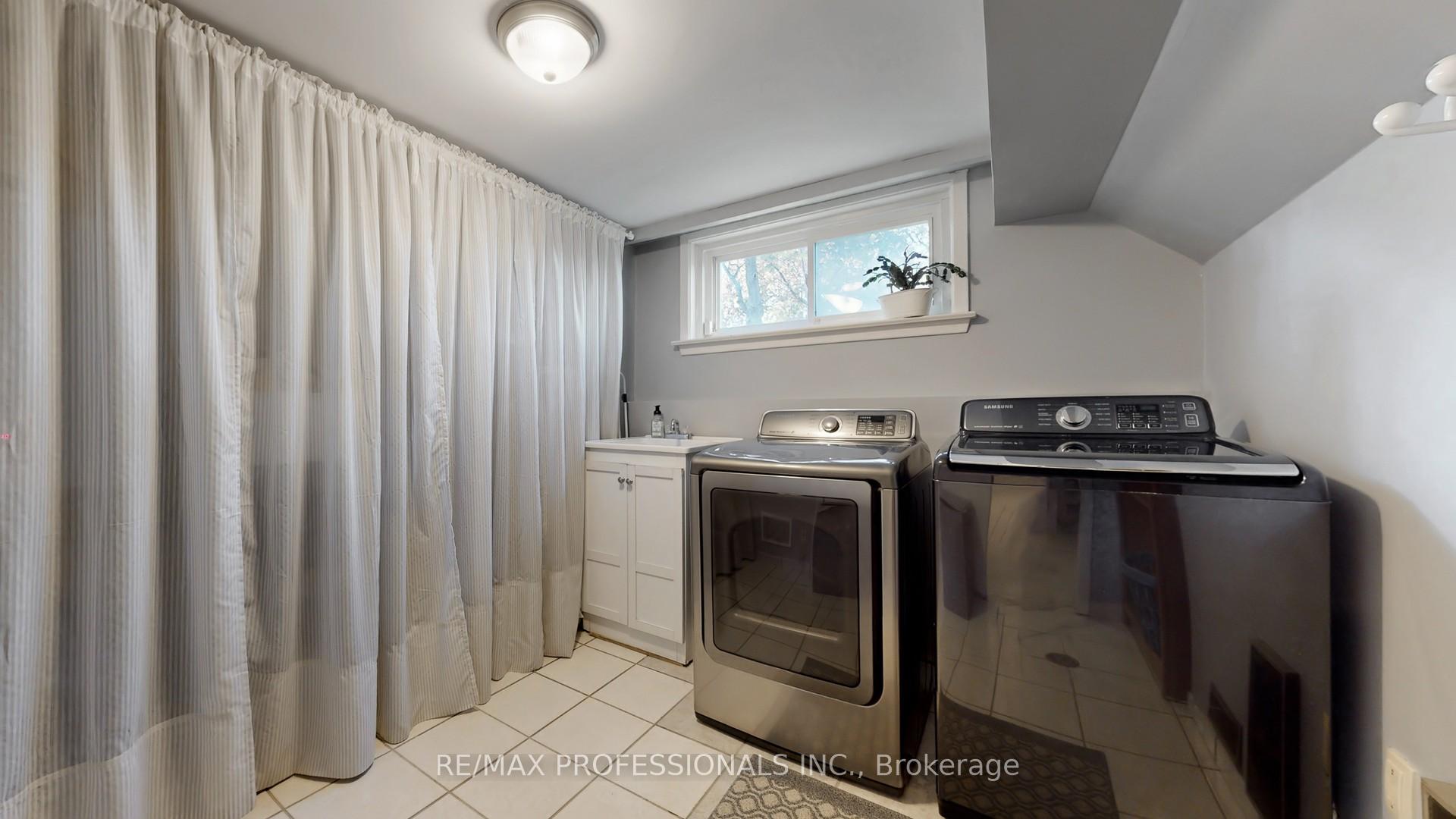 Photo 40 of 2 Woodpark Road, Etobicoke, Willowridge-Martingrove-Richview — HOMEH