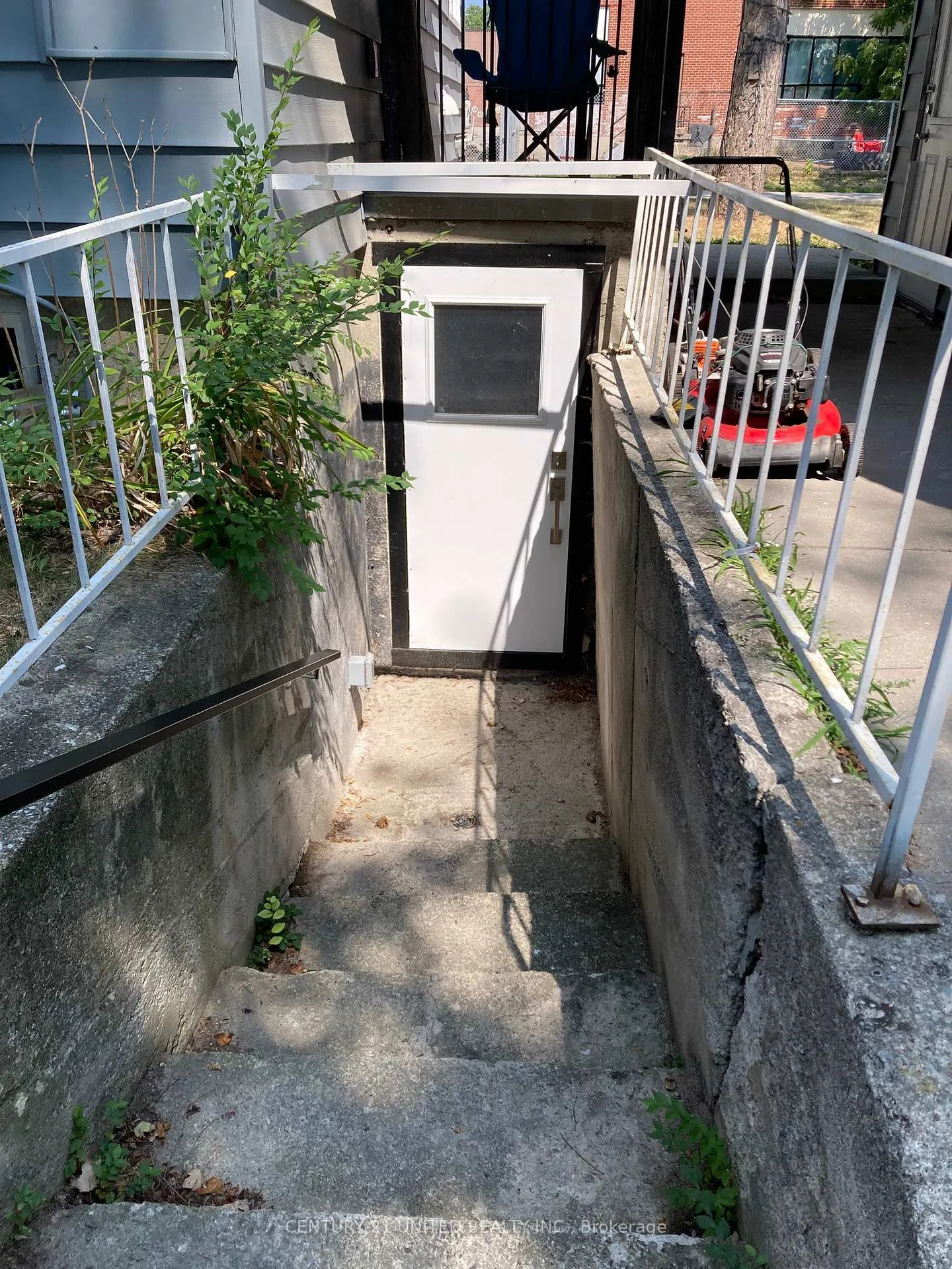 Front of 89 College Street E