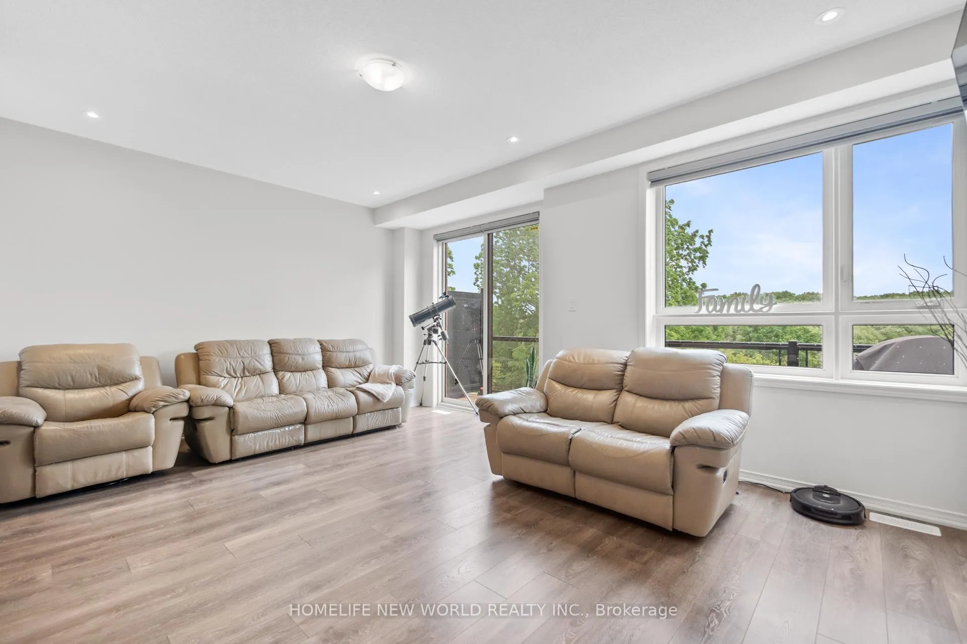 Photo 10 of 51 Woodstream Drive, Etobicoke, West Humber-Clairville — HOMEH
