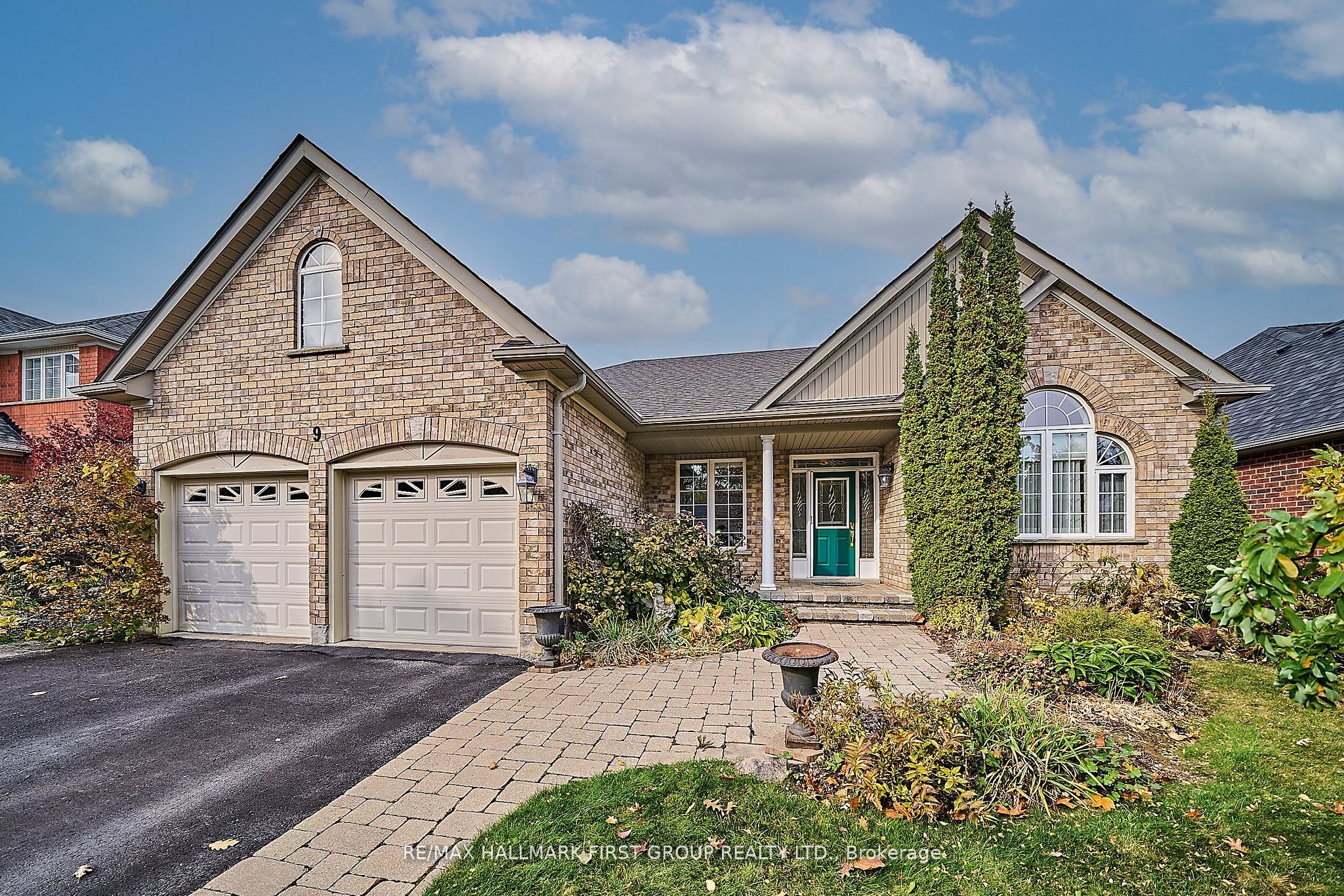 Photo 2 of 9 Oakside Drive, Uxbridge — HOMEH