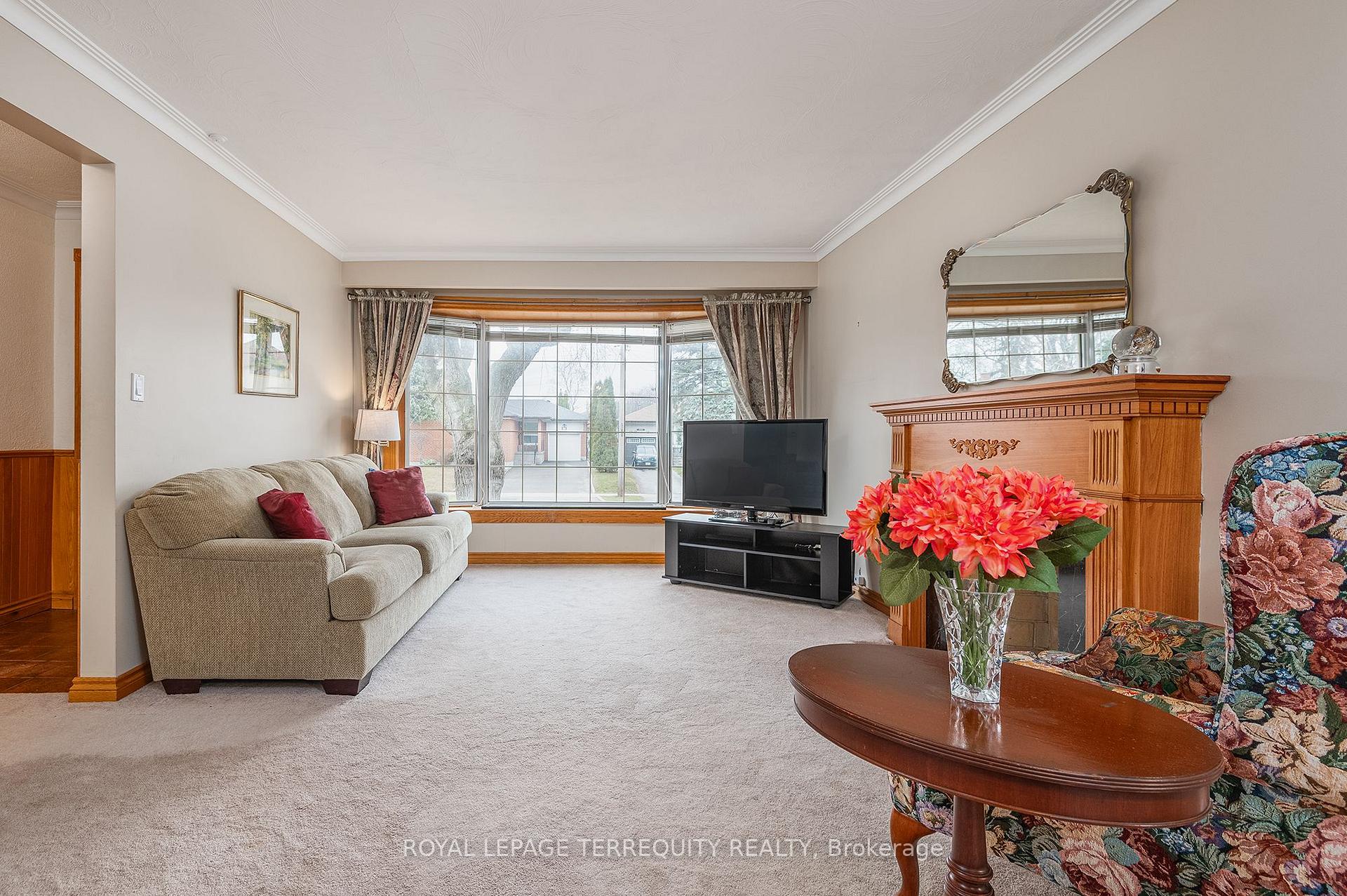 Photo 4 of 36 Breadner Drive, Etobicoke, Willowridge-Martingrove-Richview — HOMEH