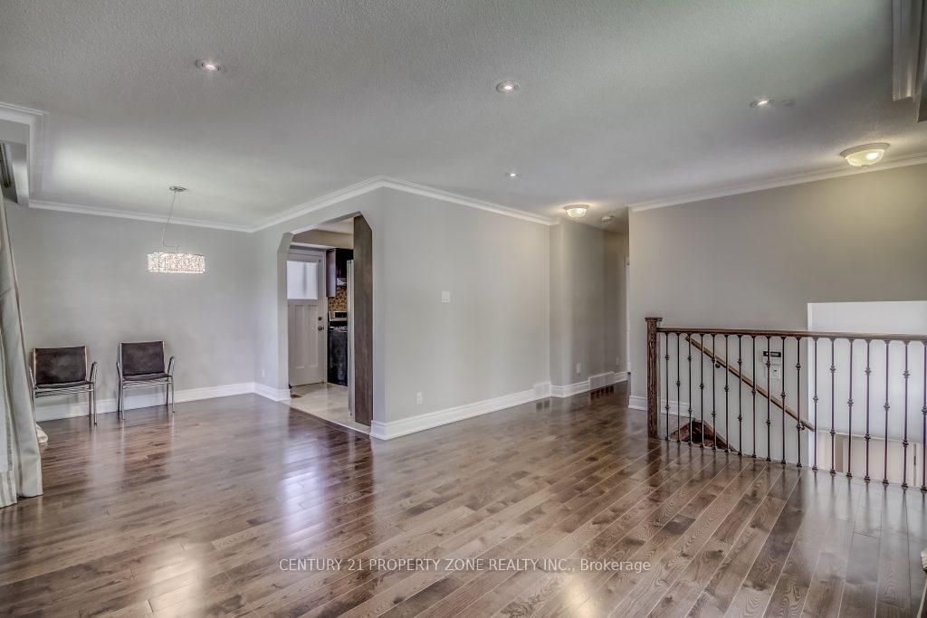 Photo 5 of 1 Dashwood Crescent, Etobicoke, Thistletown-Beaumonde Heights — HOMEH
