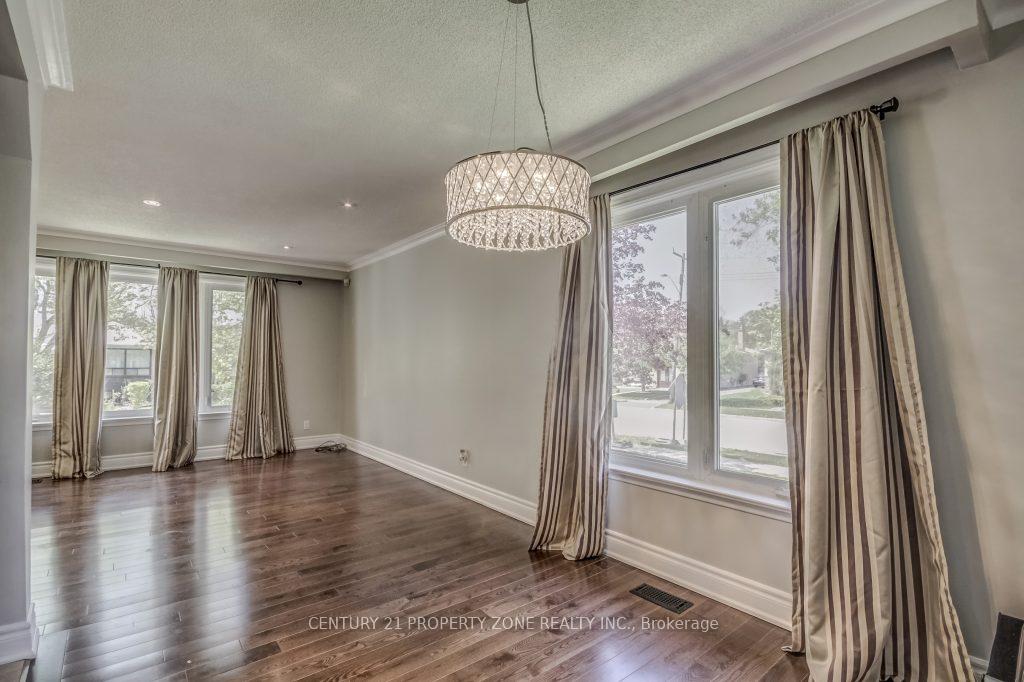 Photo 3 of 1 Dashwood Crescent, Etobicoke, Thistletown-Beaumonde Heights — HOMEH