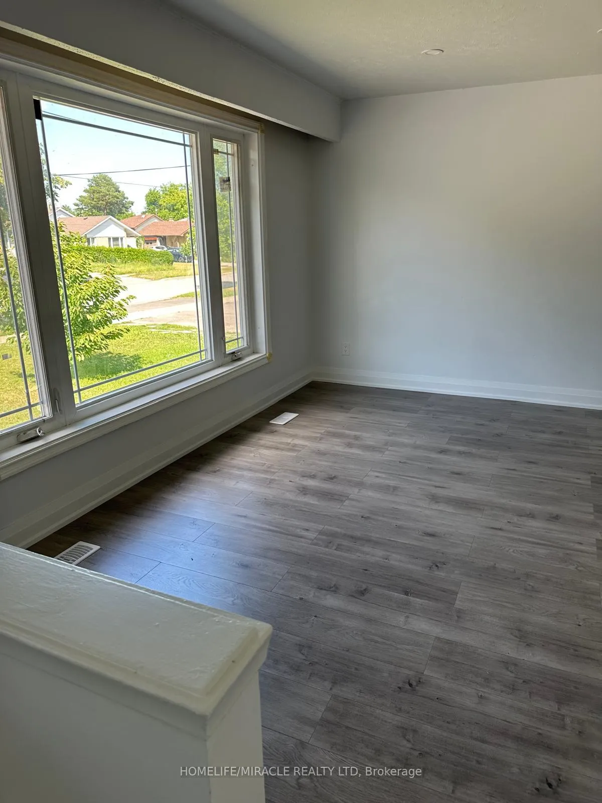 Photo 5 of 237 Taysham Crescent, Etobicoke, Thistletown-Beaumonde Heights — HOMEH