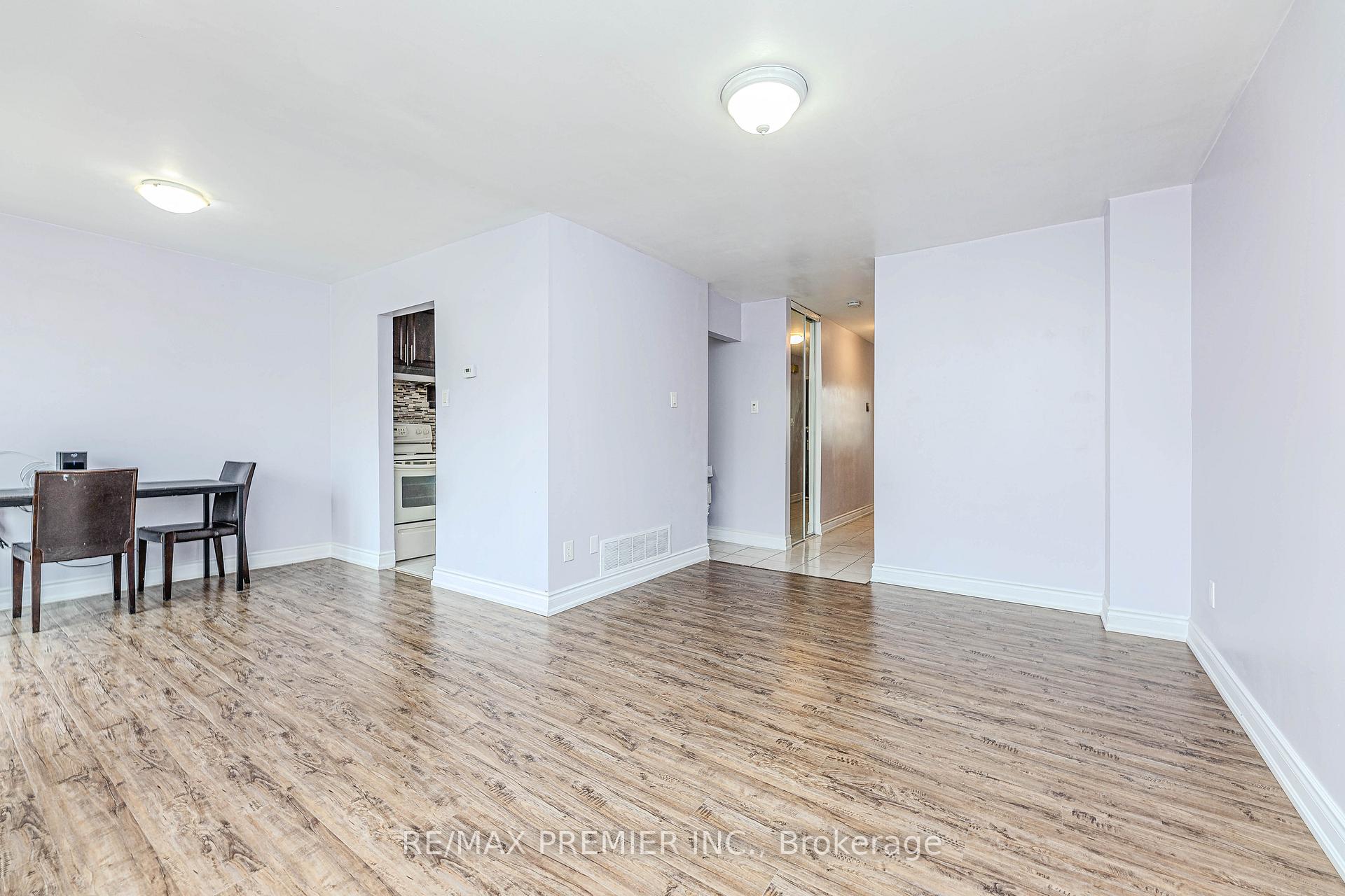 Photo 12 of 14 Shady Glen Road, Etobicoke, West Humber-Clairville — HOMEH