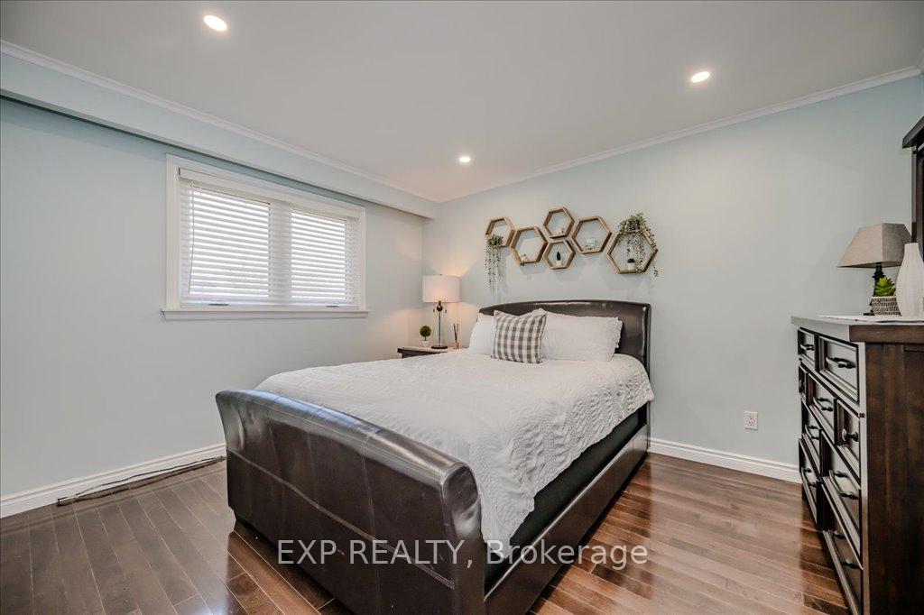 Photo 10 of 4 Buckley Crescent, Etobicoke, Willowridge-Martingrove-Richview — HOMEH