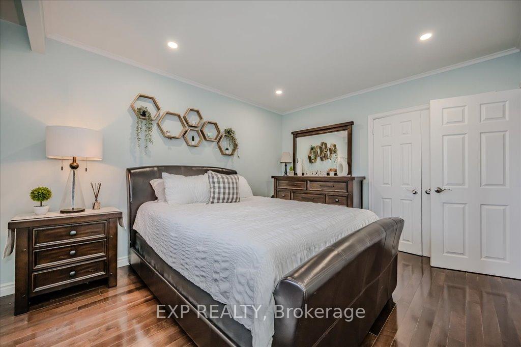 Photo 5 of 4 Buckley Crescent, Etobicoke, Willowridge-Martingrove-Richview — HOMEH