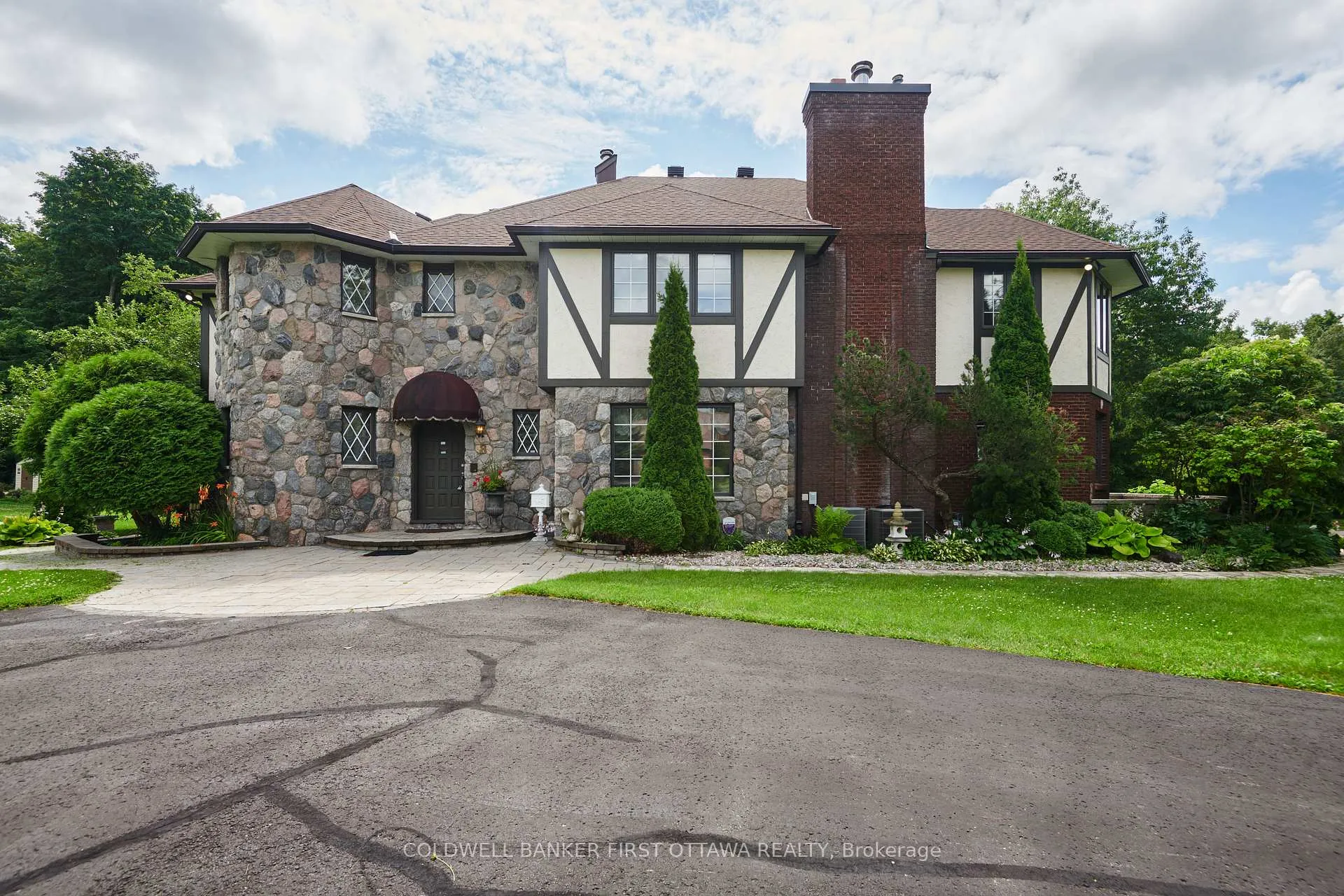 Front of 8 Woodsia Avenue